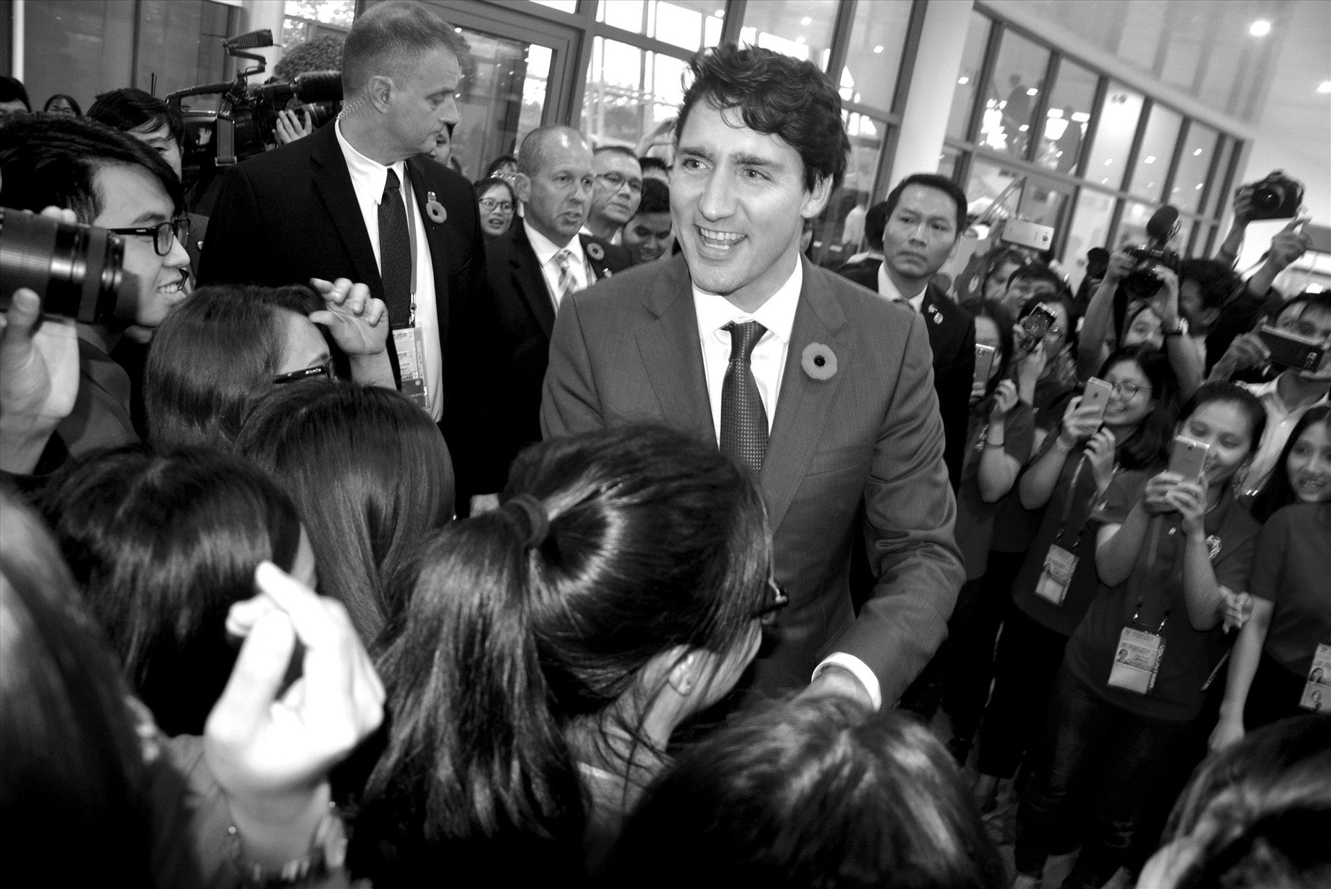 Tác phẩm “Thủ tướng Canada Justin Trudeau với fan sinh viên Việt Nam” của Huỳnh Trương Phát chụp tại Apec 2017, đoạt giải khuyến khích, Giải thưởng đối ngoại toàn quốc 2018.