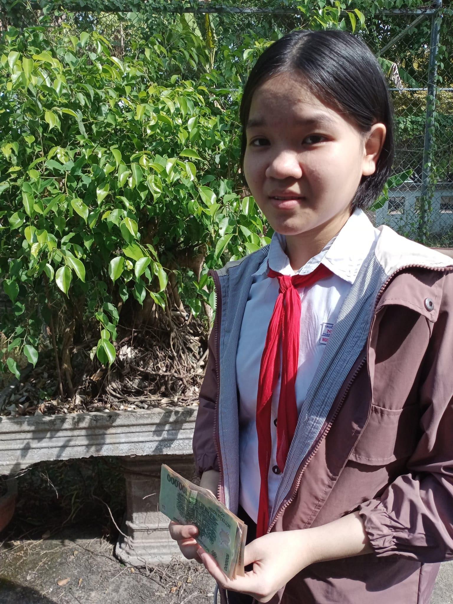 Nguyễn Thị Quỳnh Như học lớp 9/4 Trường THCS Nguyễn Du (Tam Kỳ) được các nhà hảo tâm hỗ trợ để tiếp tục đến trường.