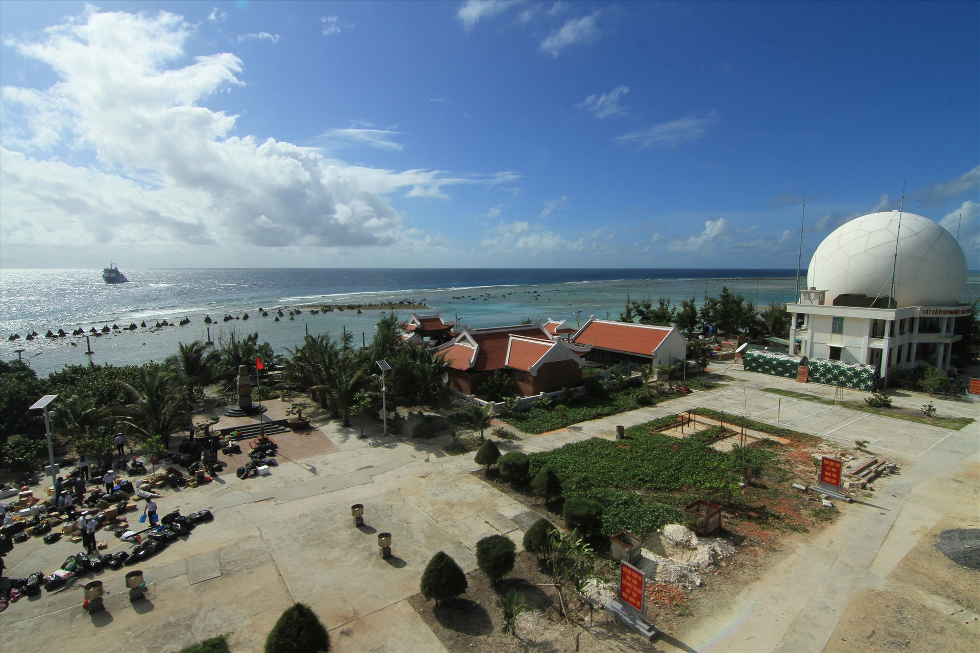 Nổi bật góc đảo Phan Vinh là trạm ra đa với hình quả cầu trắng khổng lồ, được mệnh danh là mắt thần trên biển.