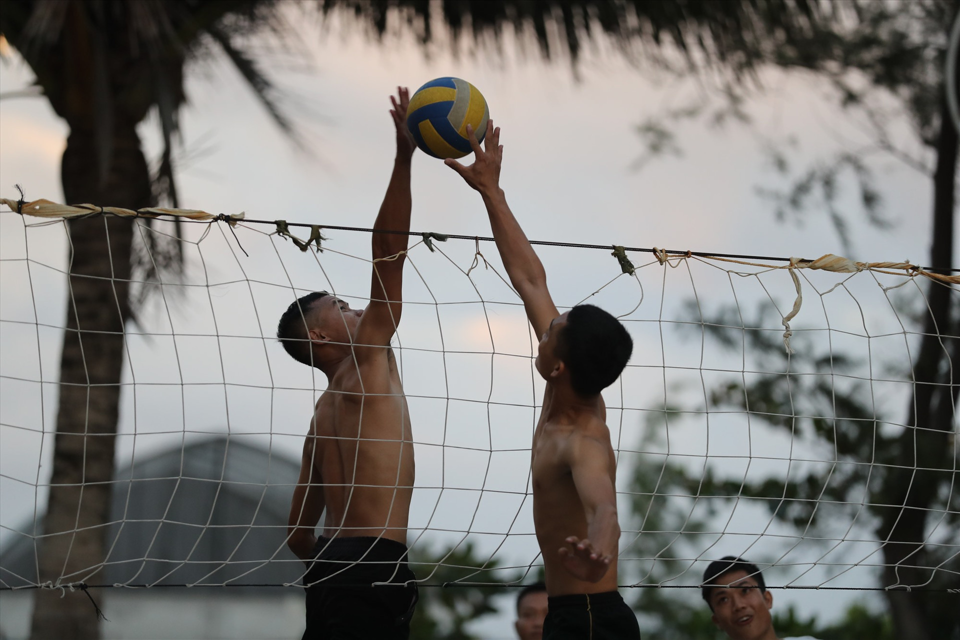 Một trận bóng chuyền vào buổi chiều của cán bộ, chiến sĩ trên đảo Sinh Tồn.