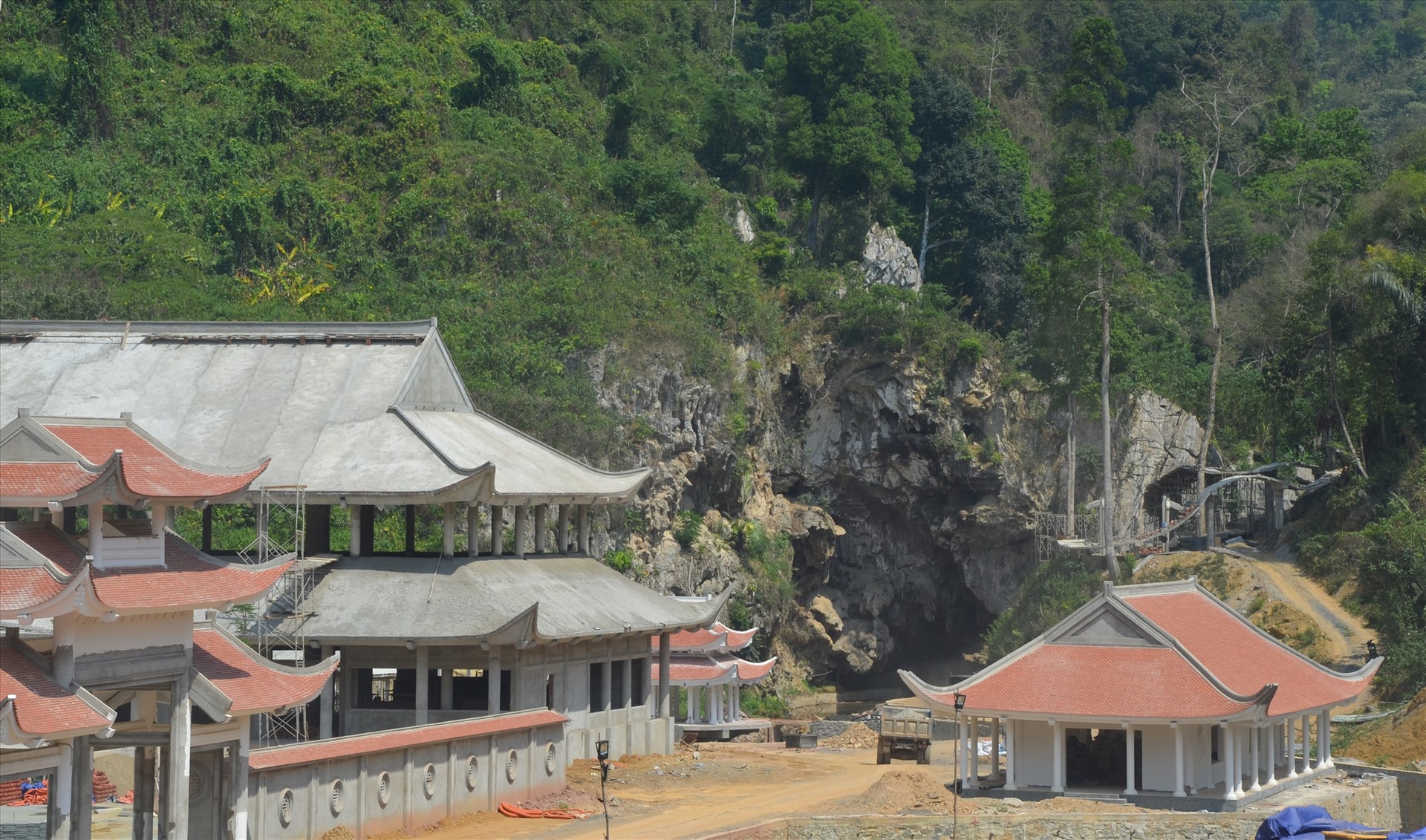 Phát triển loại hình du lịch sinh thái được kỳ vọng sẽ giúp các địa phương vùng tây bắc đổi thay. TRONG ẢNH: Khu du lịch sinh thái Cổng Trời. Ảnh:H.P