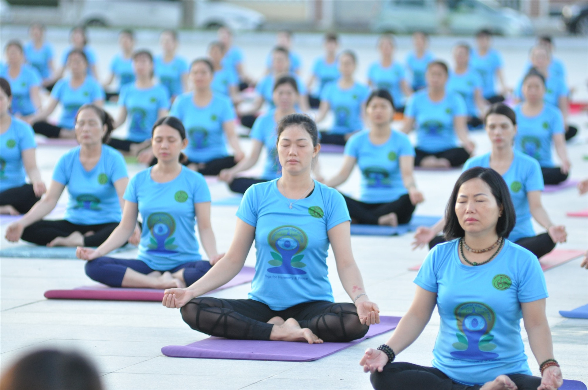 Hơn 400thành viên của Câu lạc bộ Yoga Quảng Nam tham gia đồng diễn. Ảnh: T.V
