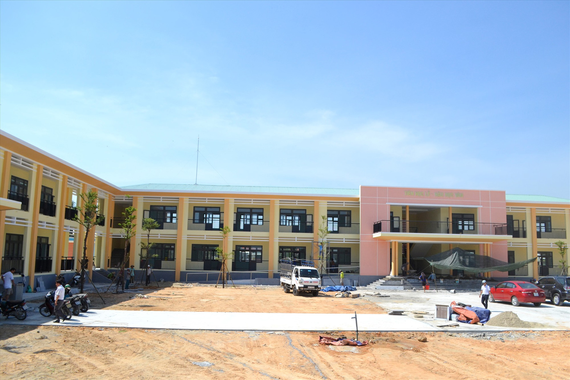 Trường THCS Điện Nam Bắc - một trong 4 công trình trọng điểm chào mừng Đại hội Đảng bộ thị xã Điện Bàn lần thứ XXIII - đang được gấp rút thi công. Ảnh: CÔNG TÚ