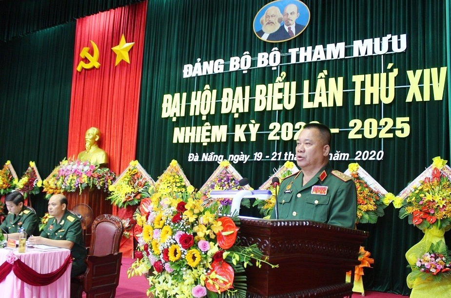 Trung tướng Nguyễn Long Cáng - Phó Bí thư Đảng ủy, Tư lệnh Quân khu 5 phát biểu chỉ đạo đại hội.