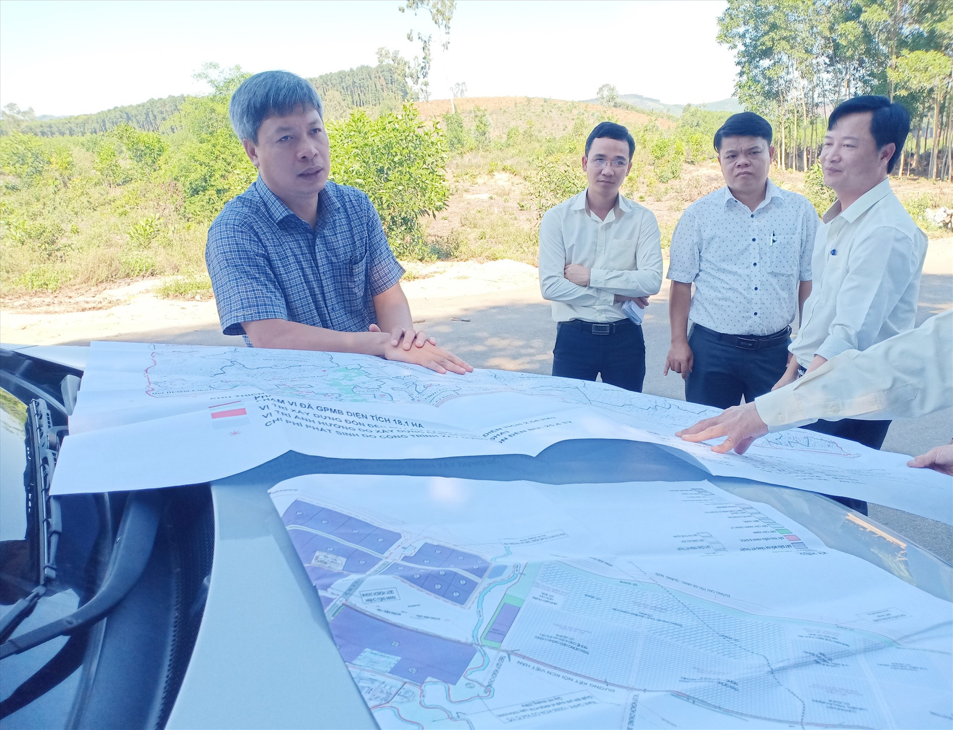 Phó Chủ tịch UBND tỉnh Hồ Quang Bửu giao UBND huyện Núi Thành phối hợp với chủ đầu tư các dự án khẩn trương giải phóng dứt điểm mặt bằng. Ảnh: TR.H