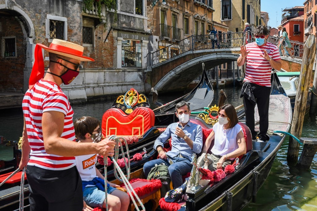 Khác du lịch quay trở lại Venice, Italia. Ảnh” AFP