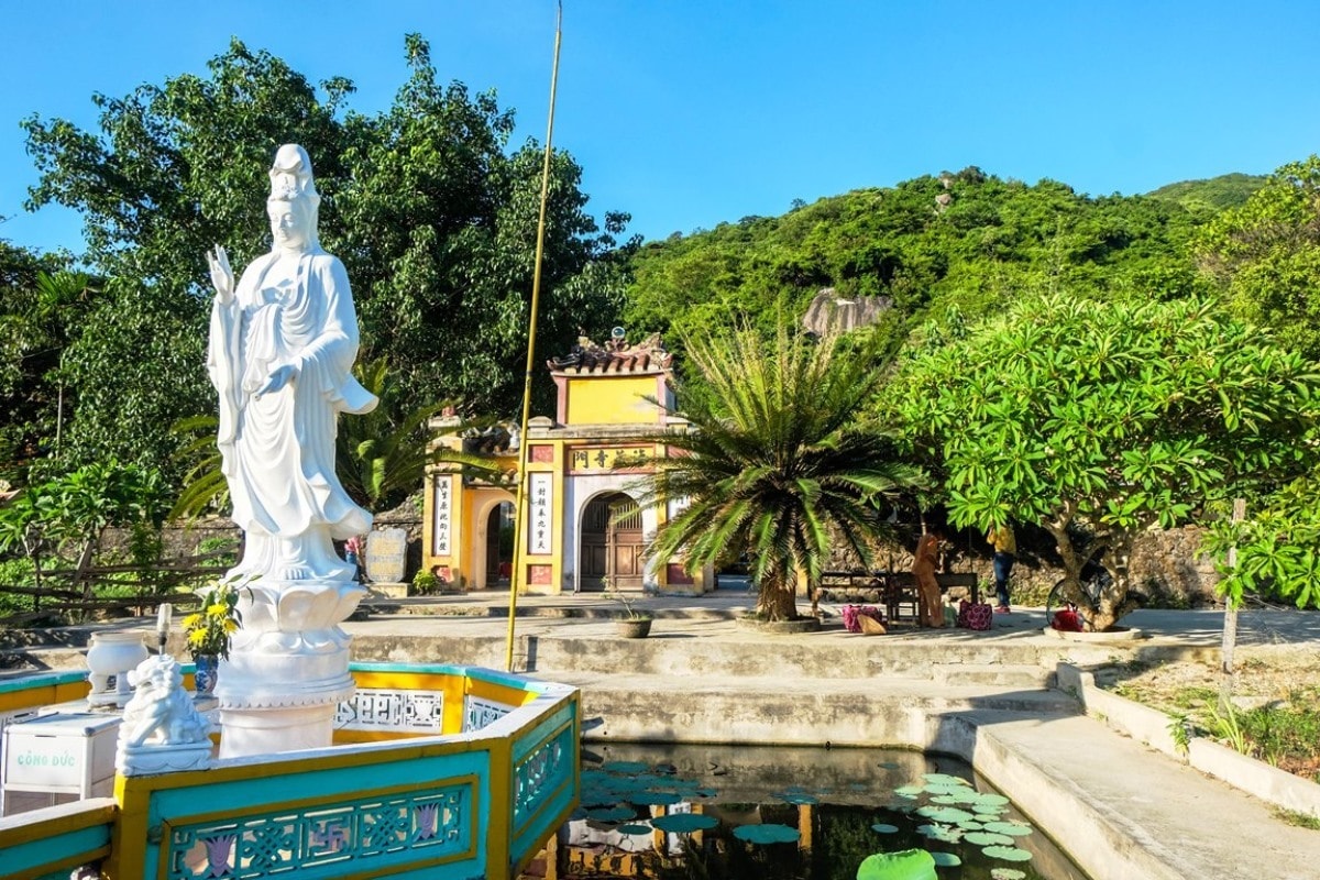 Statue of Bodhisattva Avalokitesvara at Hai Tang Pagoda