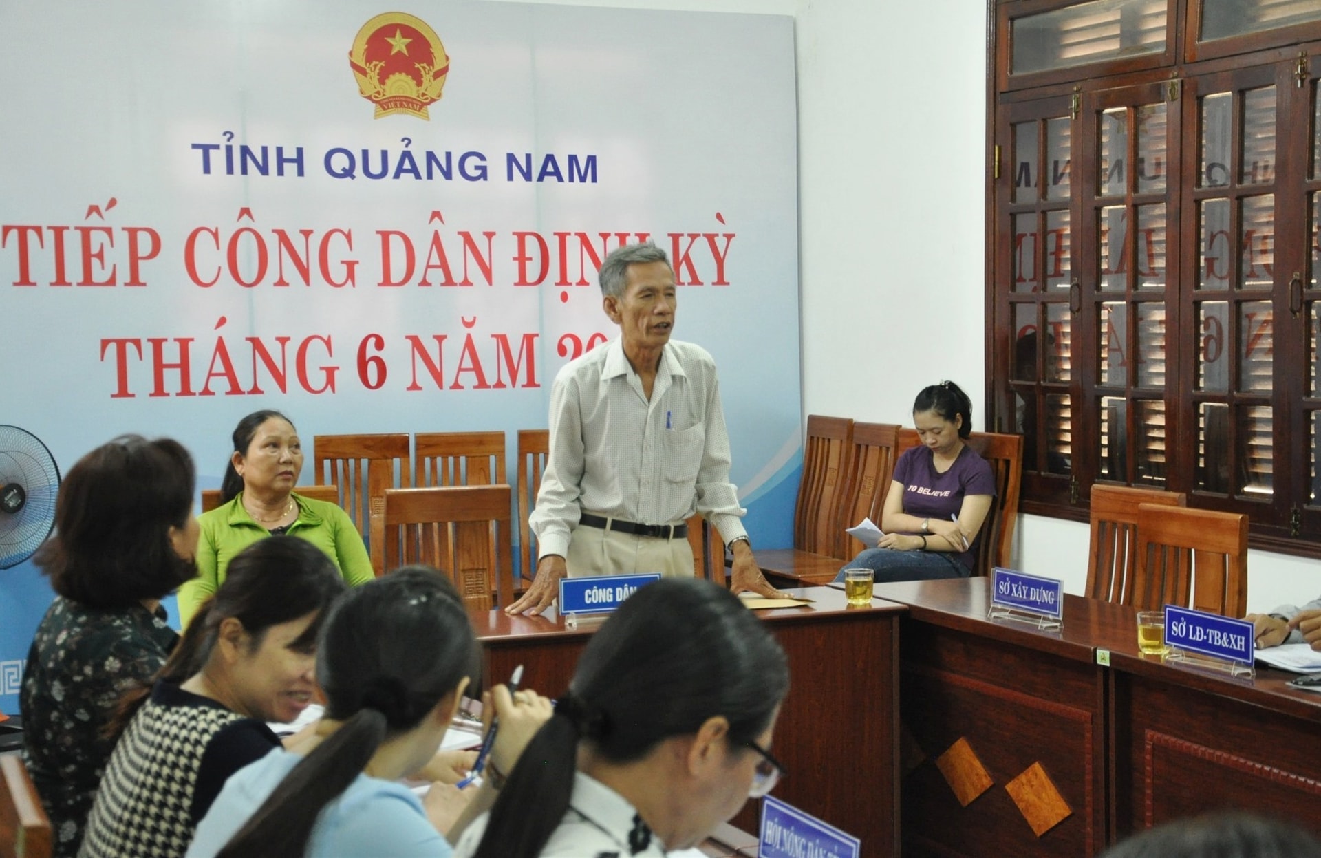 Ông Huỳnh Ngọc Dự - đại diện ngư dân xã Tam Giang phát biểu tại buổi tiếp công dân. Ảnh: X.P