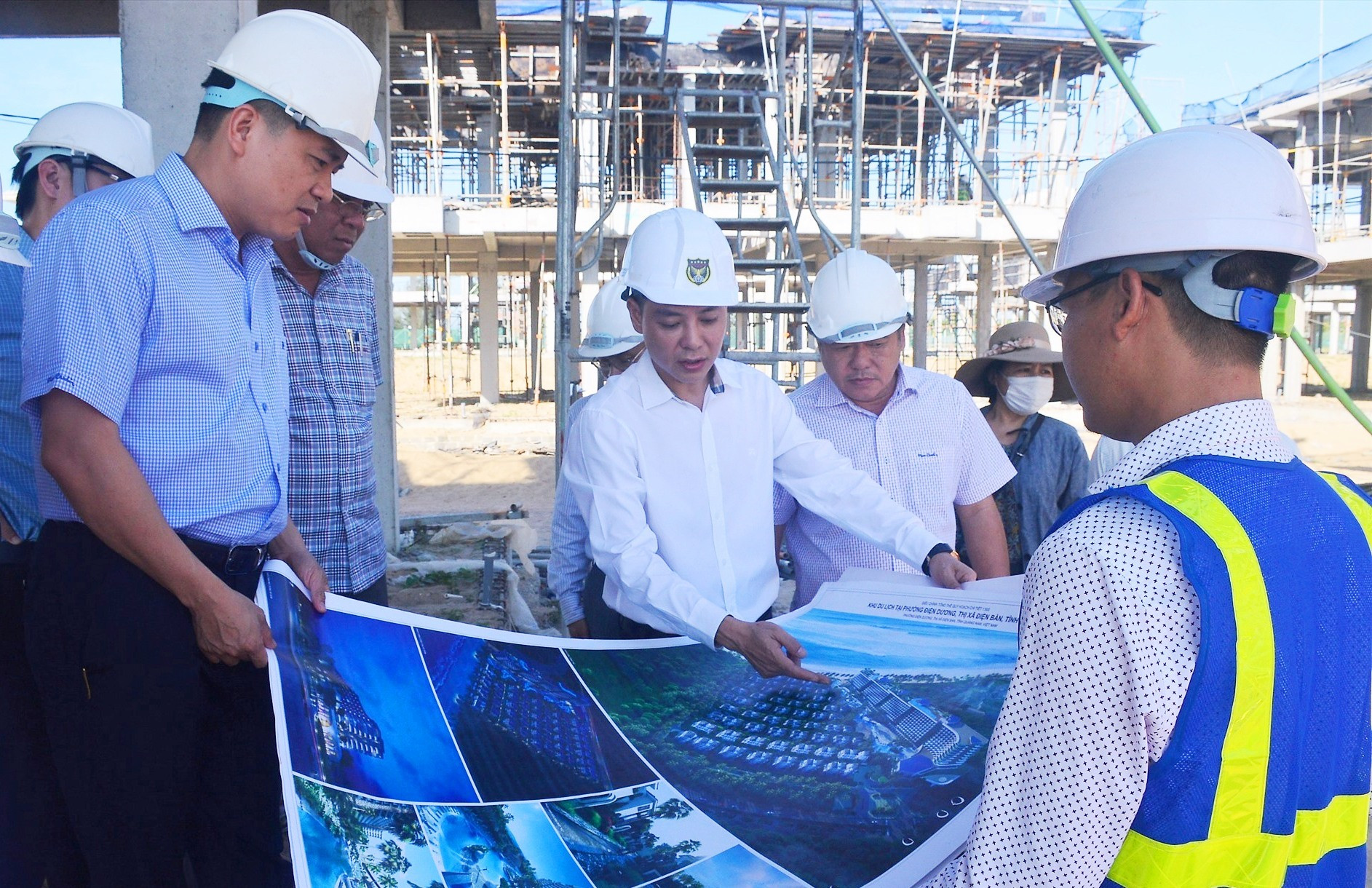 Đại diện chủ đầu tư báo cáo tiến độ thực hiện dự án với Phó Chủ tịch UBND tỉnh Trần Văn Tân. Ảnh: Q.T