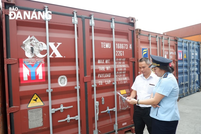 Cục Hải quan thành phố phối hợp với các đơn vị liên quan xử lý hàng tồn đọng tại cảng biển. Trong ảnh: Cán bộ hải quan và Xí nghiệp Cảng Tiên Sa kiểm tra các container tồn đọng tại cảng. Ảnh: MINH LÊ
