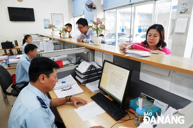 Tăng cường phân tích thông tin khai báo thông qua bản lược khai điện tử là giải pháp để ngăn chặn container chứa phế liệu, chất thải nhập vào Cảng Đà Nẵng. Trong ảnh: Cán bộ Chi cục Hải quan cửa khẩu Cảng Đà Nẵng đang kiểm tra tờ khai của doanh nghiệp. Ảnh: MINH LÊ