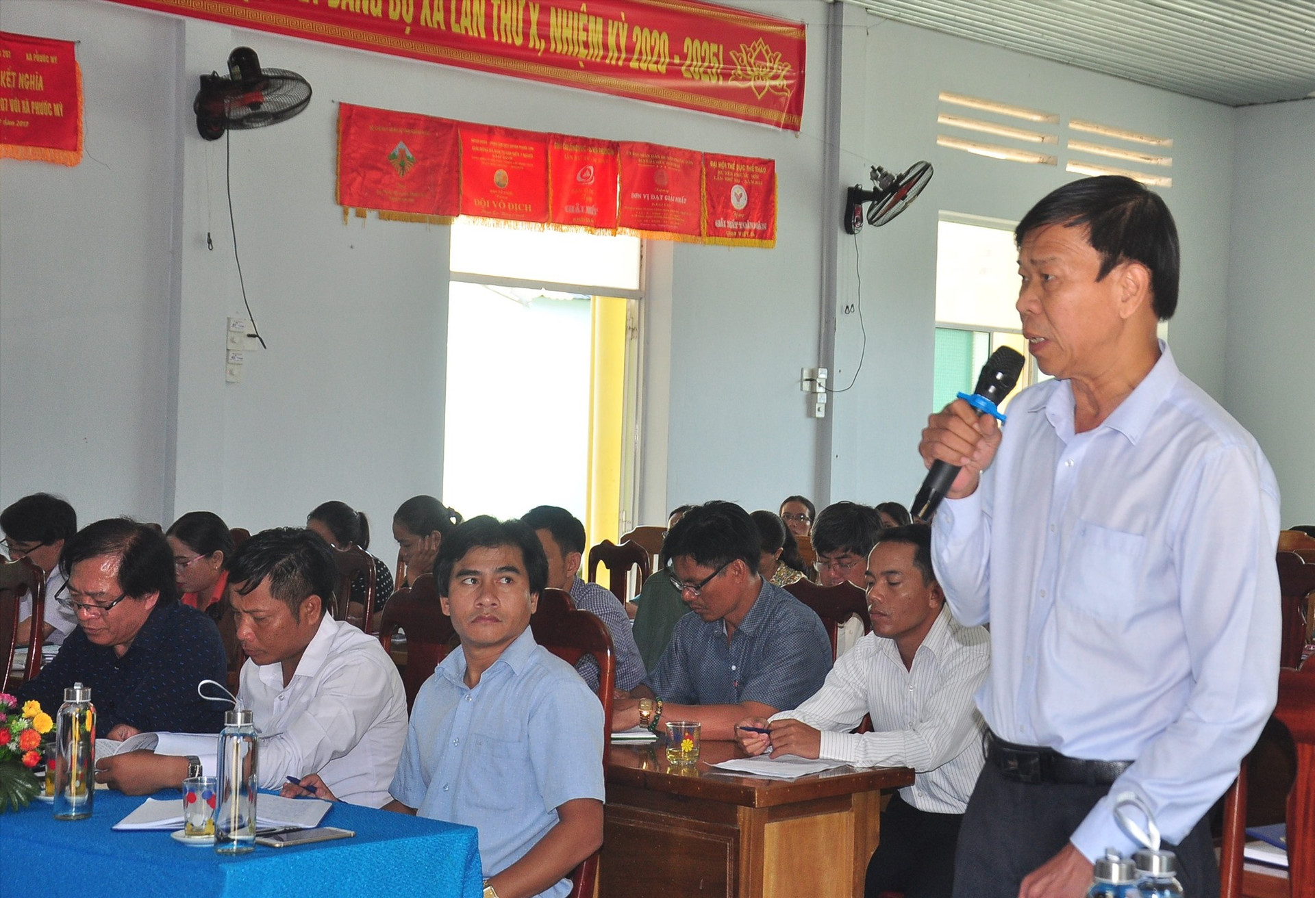 Ông Nguyễn Quảng - Phó Chủ tịch UBND huyện Phước Sơn kiến nghị với các ĐBQH về nhiều vấn đề phát triển địa phương. Ảnh: VINH ANH