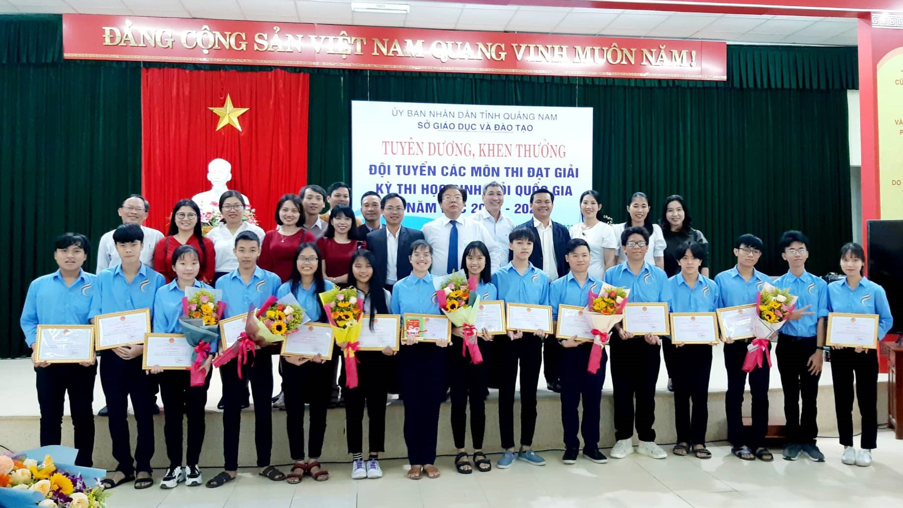 Sở GD-ĐT tuyên dương HS Trường THPT chuyên Lê Thánh Tông (Hội An) đoạt giải tại kỳ thi HS giỏi quốc gia năm học 2019 - 2020. Ảnh: T.THẮNG