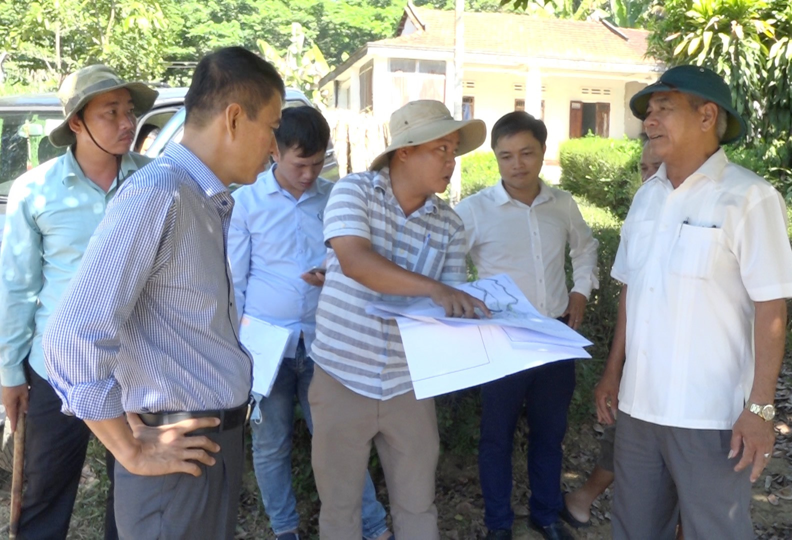 Lãnh đạo huyện Thăng Bình và Ban quản lý Dự án đầu tư xây dựng các công trình NN&PTNT tỉnh xác định vị trí để khởi công dự án hồ chứa nước Hố Do. Ảnh: M.T