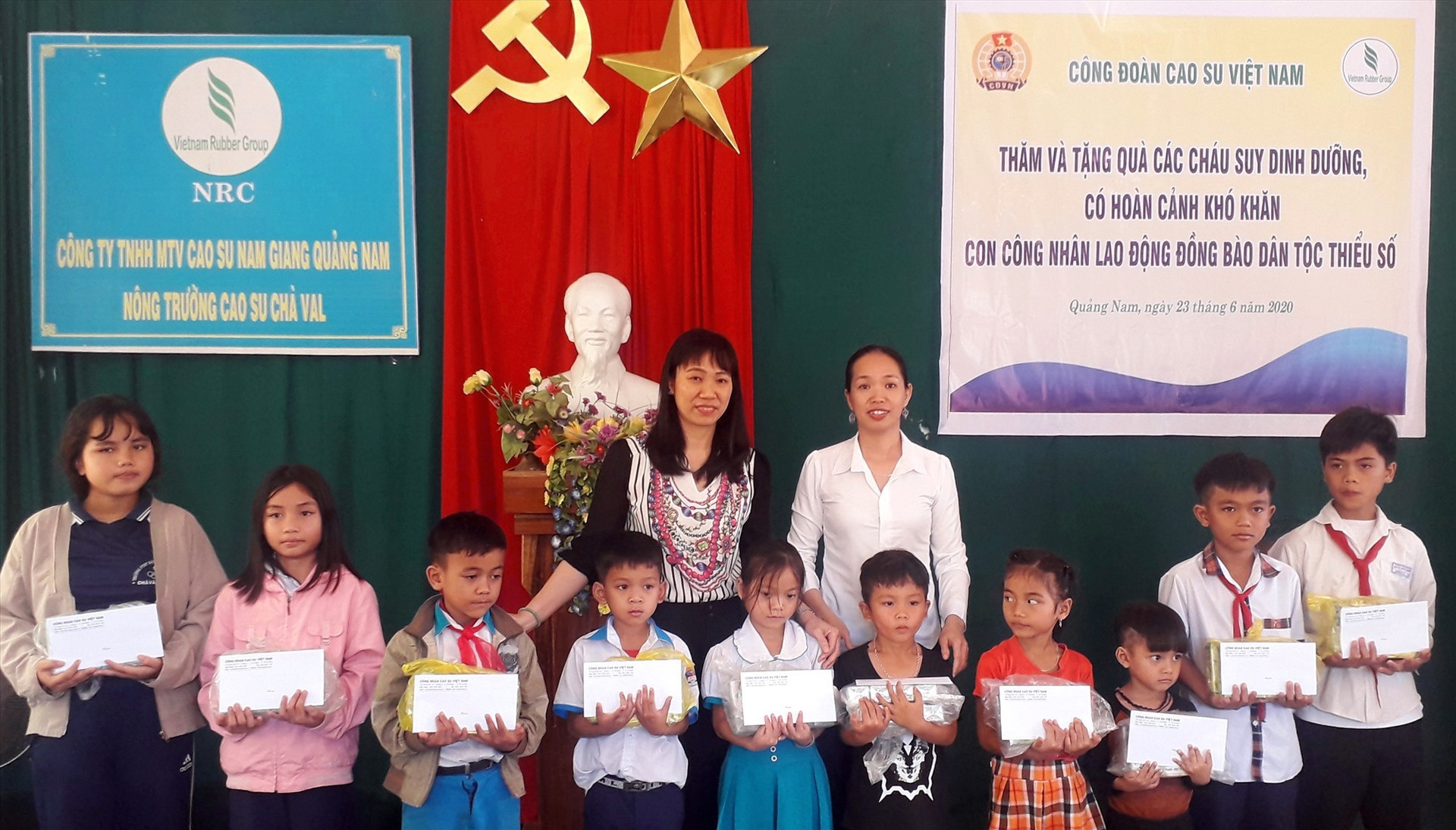 Bà Trương Thị Huế Minh - Phó Chủ tịch Công đoàn Cao su Việt Nam tặng quà cho các cháu suy dinh dưỡng, có hoàn cảnh khó khăn con công nhân lao động đồng bào dân tộc thiểu số tại nông trường Cao su Chà vàl.
