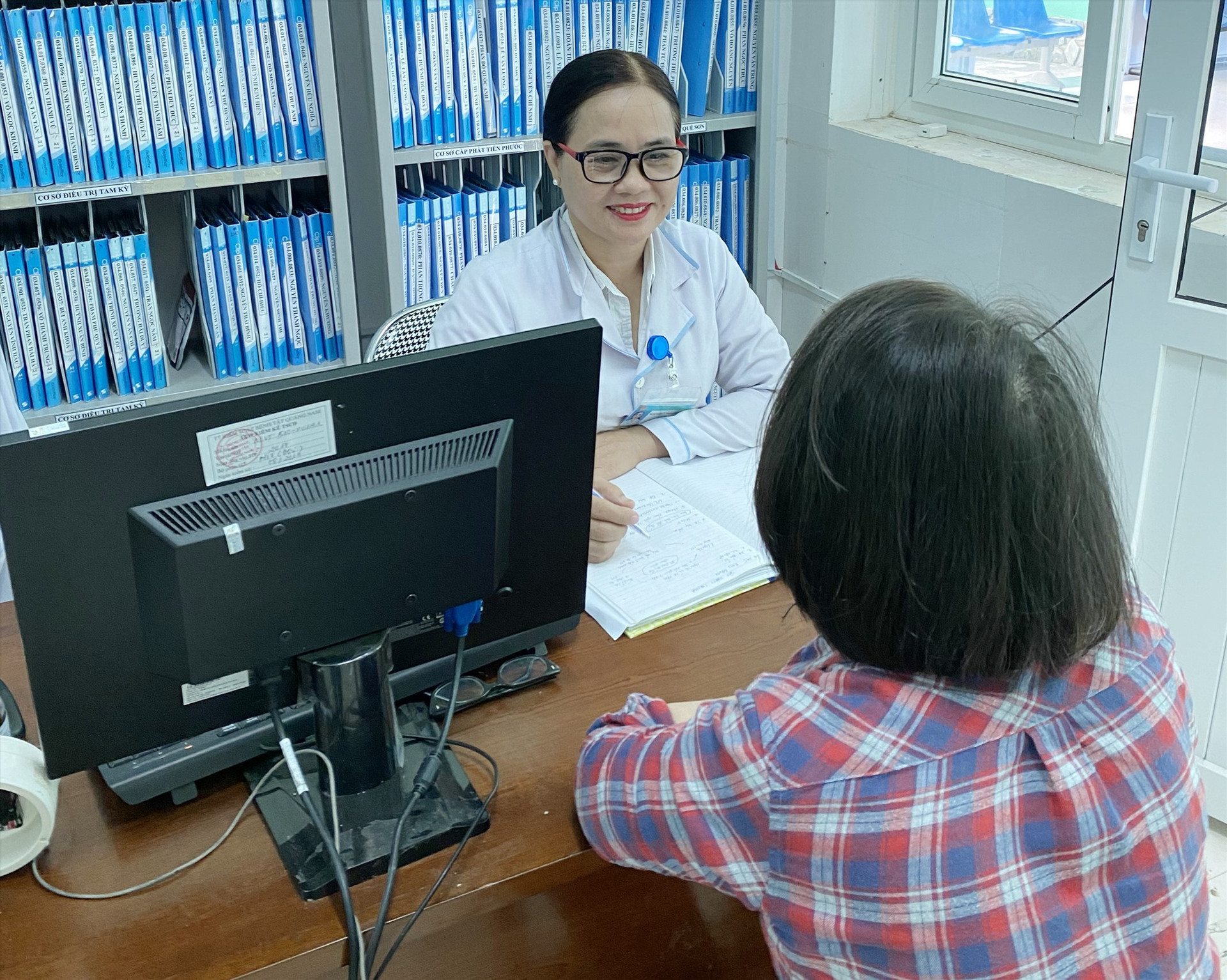 Tư vấn cho bệnh nhân HIV tại Khoa Phòng chống HIV/AIDS, Trung tâm CDC Quảng Nam.Ảnh: P.H