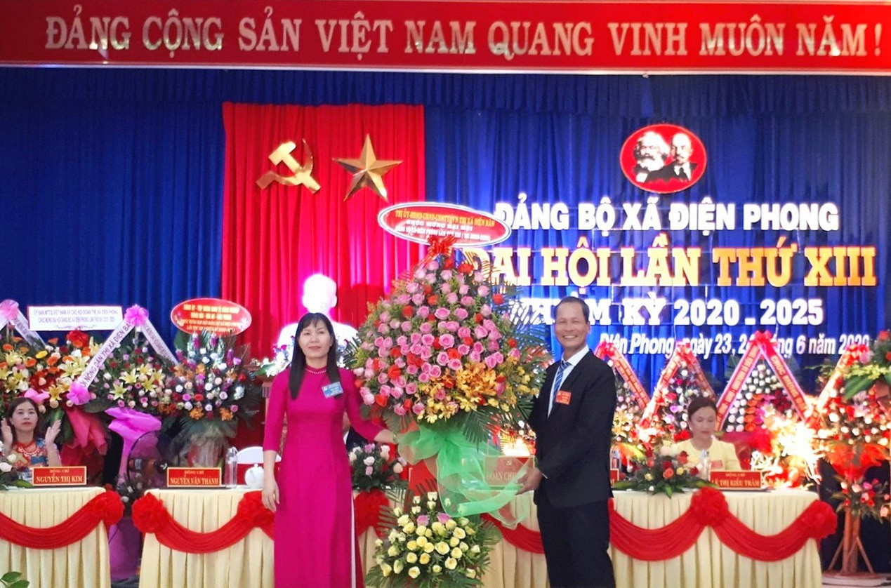 Phó Bí thư Thị ủy Điện Bàn - đồng chí Lê Thị Minh Tâm tặng lẵng hoa chúc mừng đại hội. Ảnh: CT