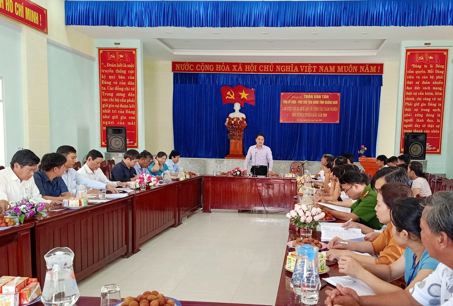 Phó Chủ tịch UBND tỉnh Trần Văn Tân làm việc với UBND xã Quế Lộc. Ảnh: HOÀNG LIÊN
