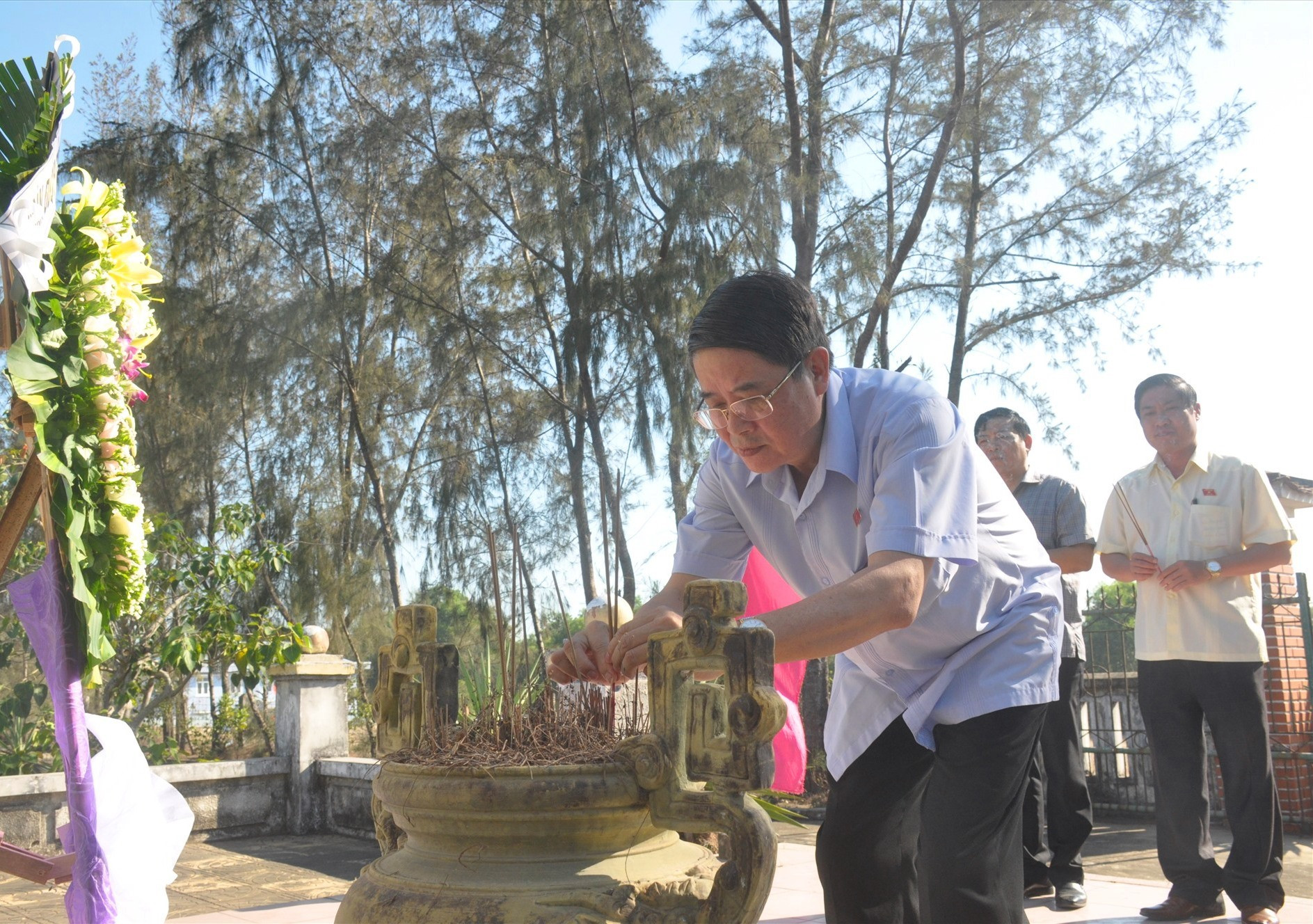 Sáng cùng ngày, các đại biểu Nguyễn Đức Hải và Phan Thái Bình đến dâng hoa, viếng hương mộ cụ Phan Bá Phiến (xã Tam Tiến). Ảnh: N.Đ