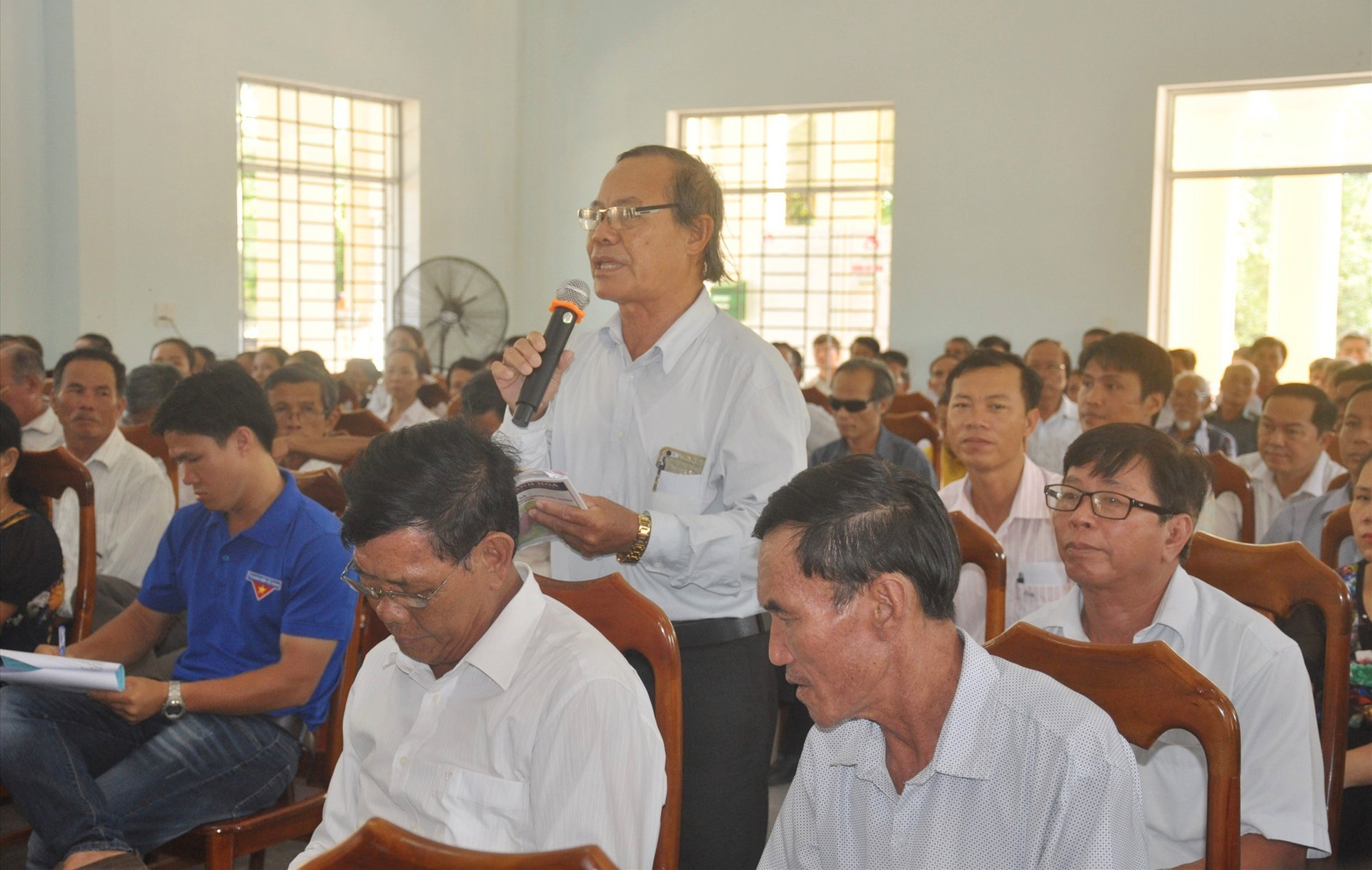 Cử tri Nguyễn Kim Tuyến (thôn Hòa Lộc, xã Tam Tiến) phát biểu tại buổi tiếp xúc cử tri. Ảnh: N.Đ