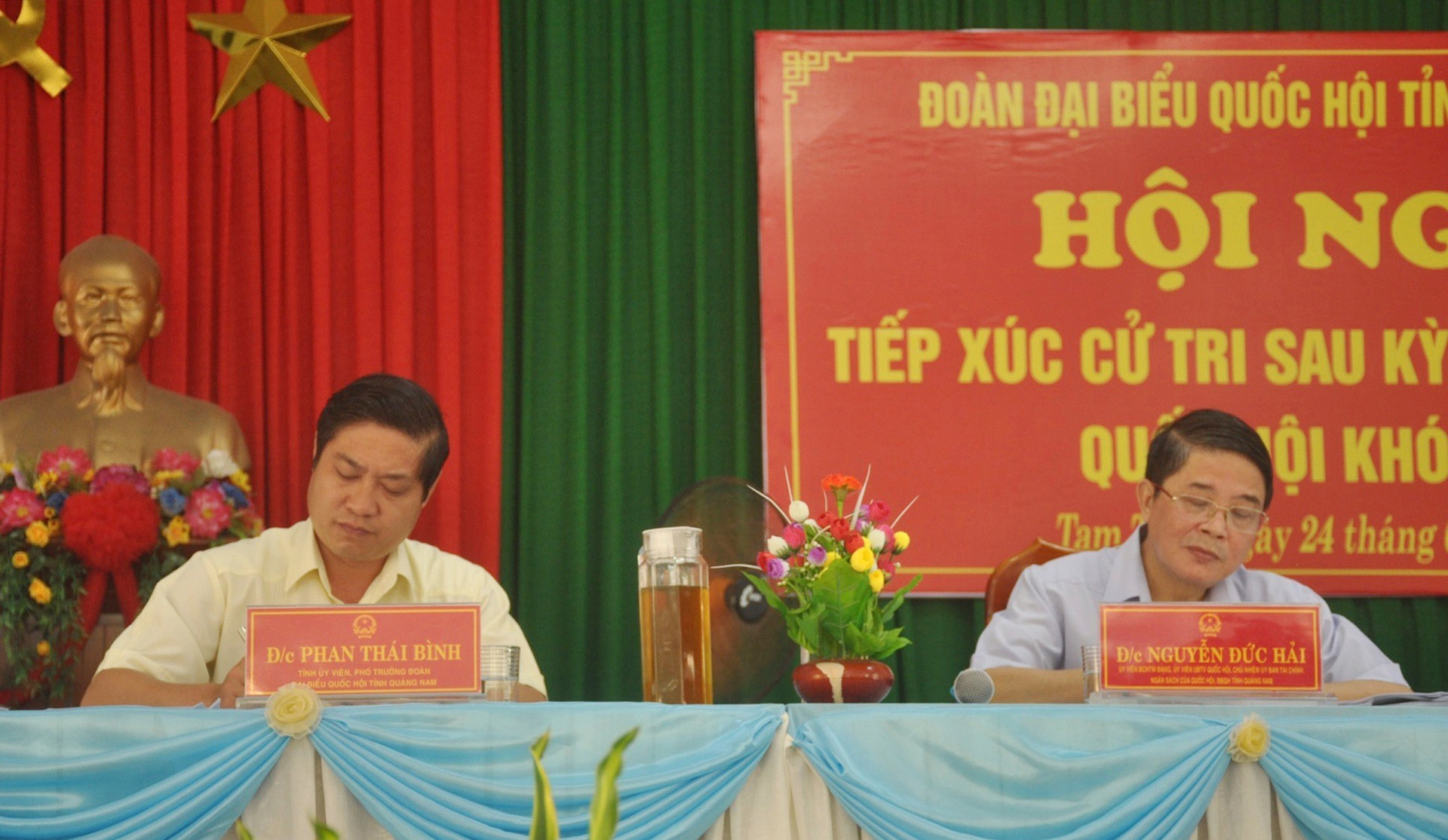 Các đại biểu Nguyễn Đức Hải và Phan Thái Bình tiếp xúc cử tri xã Tam Tiến (Núi Thành) sáng 24.6. Ảnh: N.Đ