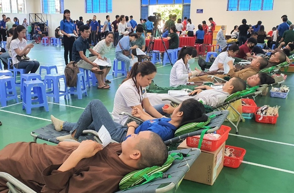 Hăng trăm người tham gia hiến máu tại ngày hội. Ảnh: T.Đ
