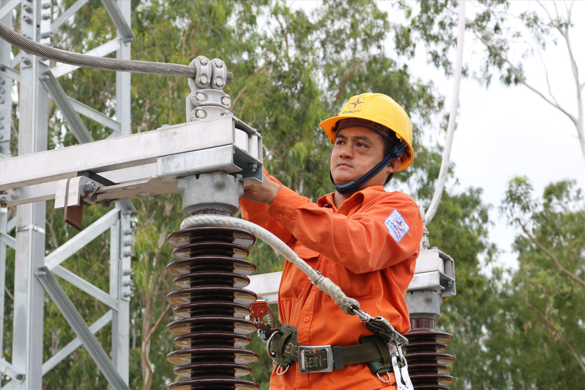 Công nhân Tổ thao tác thuộc PC Quảng Nam kiểm tra thiết bị trước khi đóng điện.