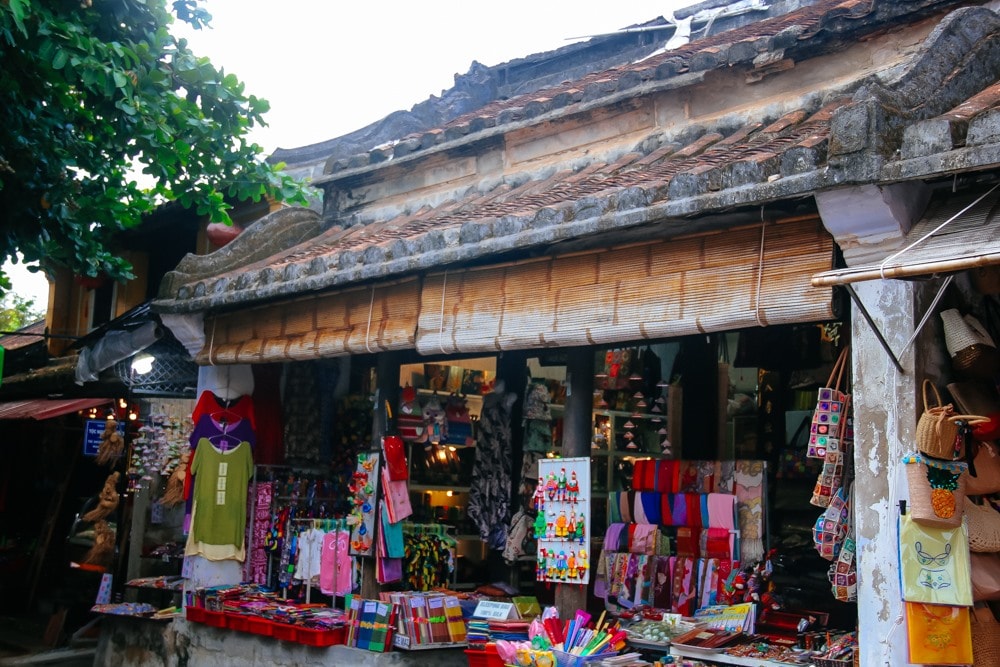 Phuong Nam bookstore, an ancient house where books and souvenirs are sold makes visitors amazed.