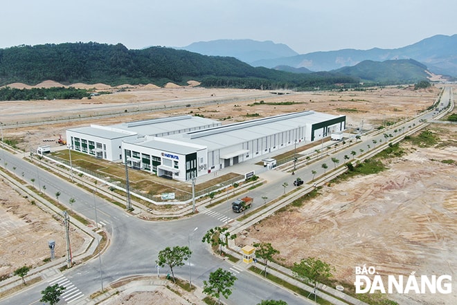 Nhiều nhà đầu tư kỳ vọng Khu Công nghiệp phụ trợ cho Khu Công nghệ cao nhanh chóng được hình thành nhằm giúp cung ứng nhiều hơn các dịch vụ đi kèm. TRONG ẢNH: Khu nhà xưởng cho thuê tại Khu Công nghệ cao của Công ty CP Long Hậu.            Ảnh: Đơn vị cung cấp