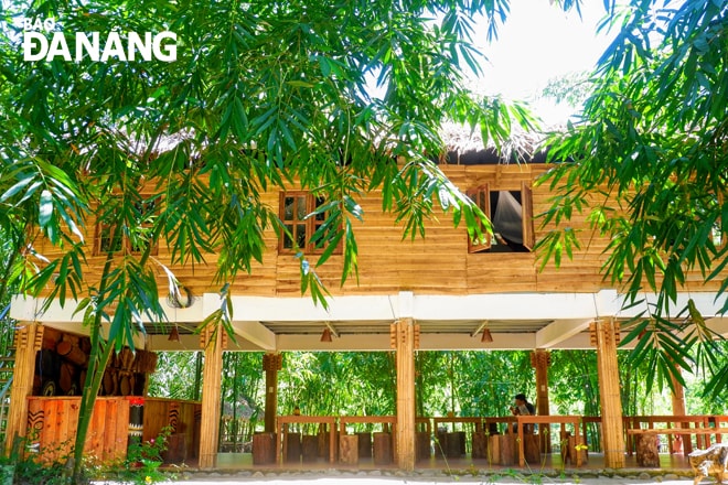 Homestay Alăng Như được thiết kế đơn giản với hình dáng nhà sàn 2 tầng. Ảnh: KHÁNH QUYÊN