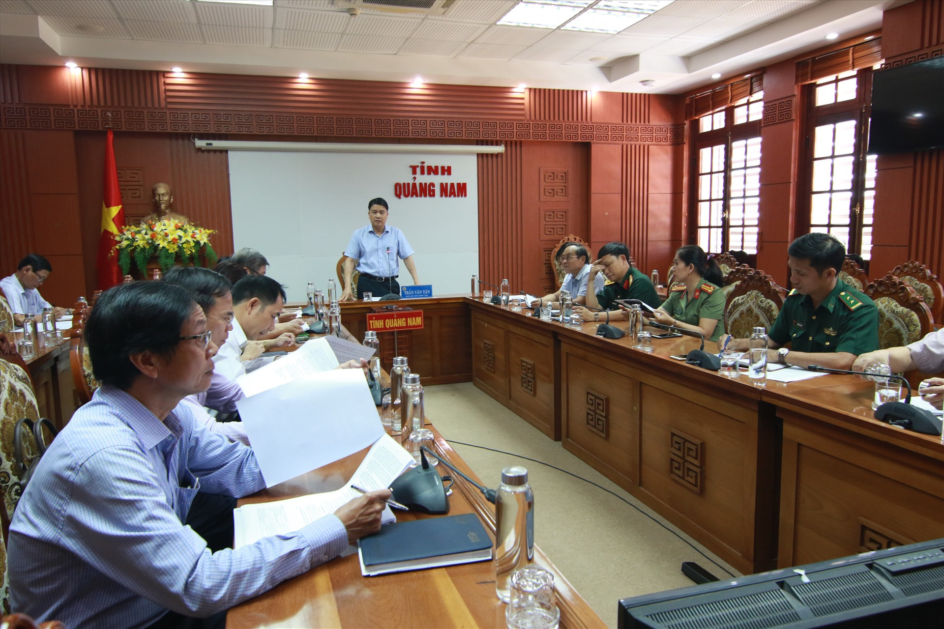 Phó Chủ tịch UBND tỉnh Trần Văn Tân khẳng định, phải song hành nhiệm vụ phát triển sản xuất kinh doanh với phòng chống dịch bệnh. Ảnh: T.C