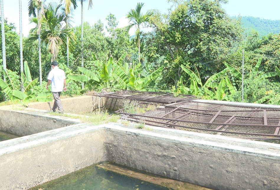 Bể chứa nước của nhà máy cũ tại thị trấn Trà My chỉ chứa được dung tích nhỏ, không đảm bảo nguồn nước cung cấp cho người dân.