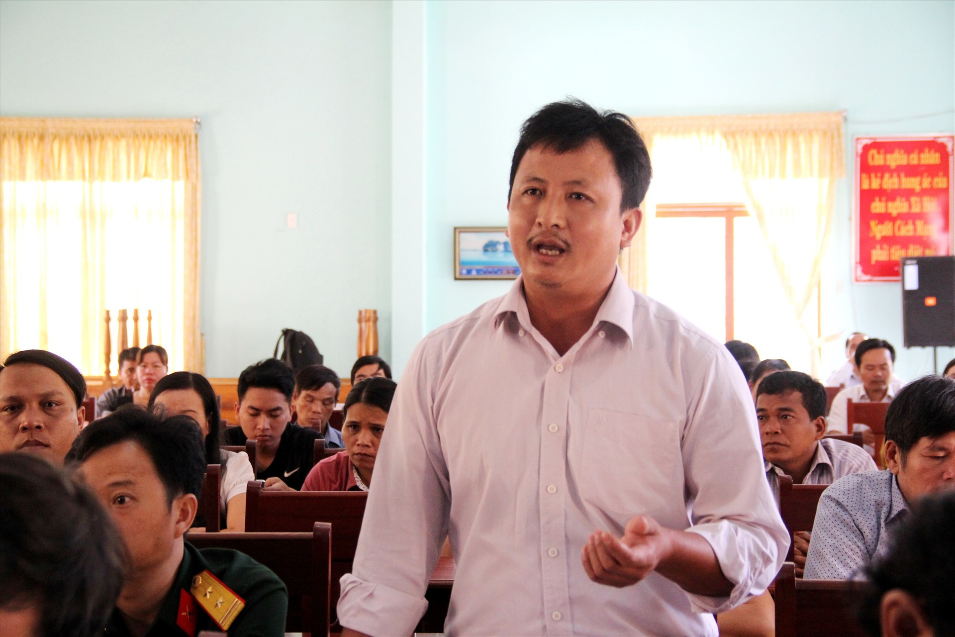 Cử tri Bùi Đức Ngọc - Phó Bí thư Đảng ủy thị trấn P'rao phát biểu ý kiến với ĐBQH. Ảnh: A.N