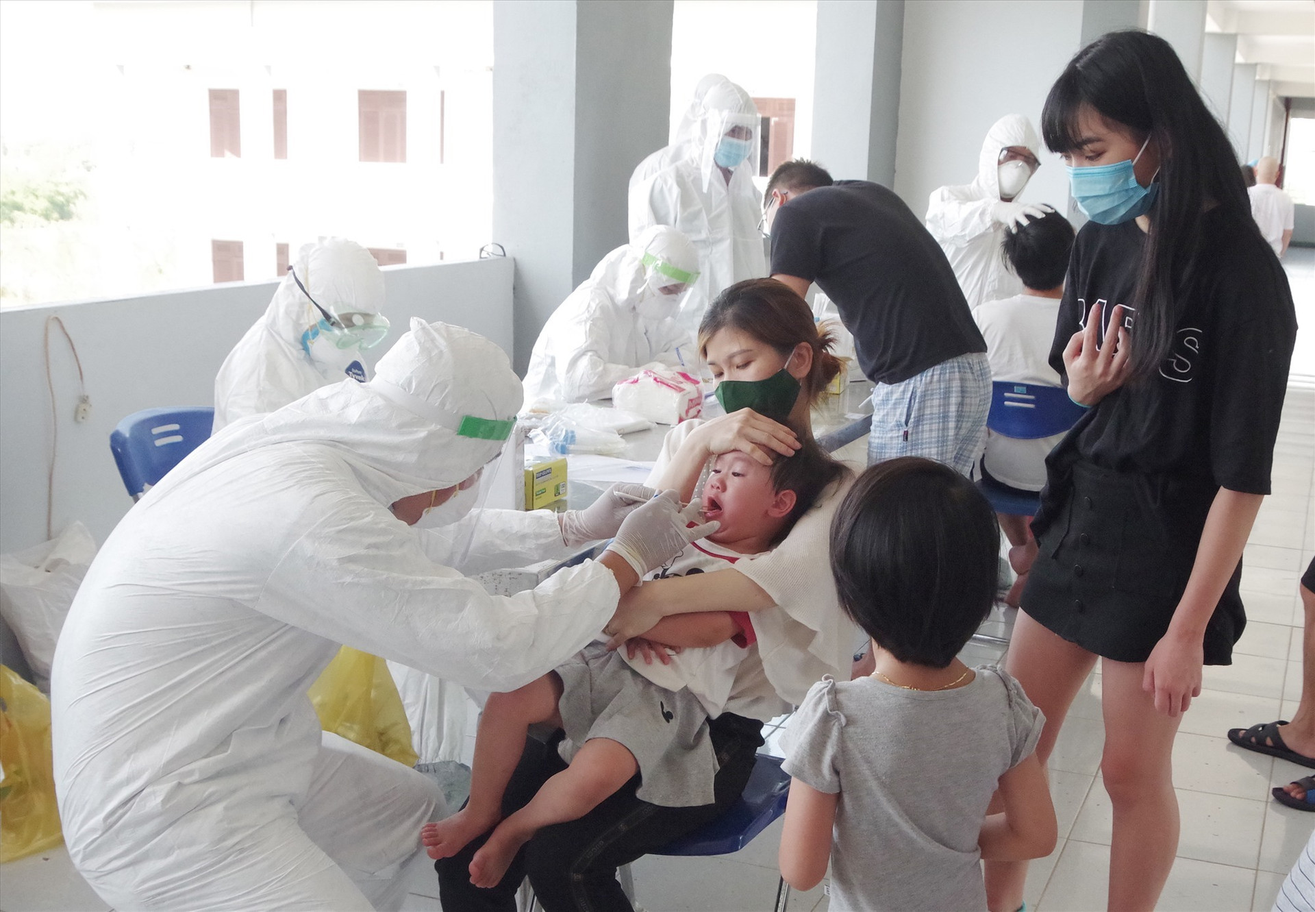 Tỏng số 346 công dân Việt Nam từ Nhật Bản về nước có 14 trẻ em. Ảnh: THANH PHƯỚC