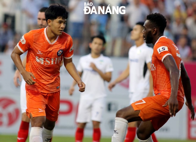 Dù Hà Đức Chinh (trái) và Tanda (phải) đều đã ghi bàn nhưng hàng công vẫn là nỗi lo rất lớn của HLV Lê Huỳnh Đức. Ảnh: BẢO AN