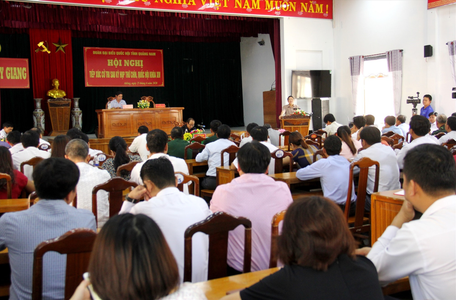 Đông đảo cử tri Tây Giang tham dự buổi tiếp xúc với ĐBQH. Ảnh: A.N