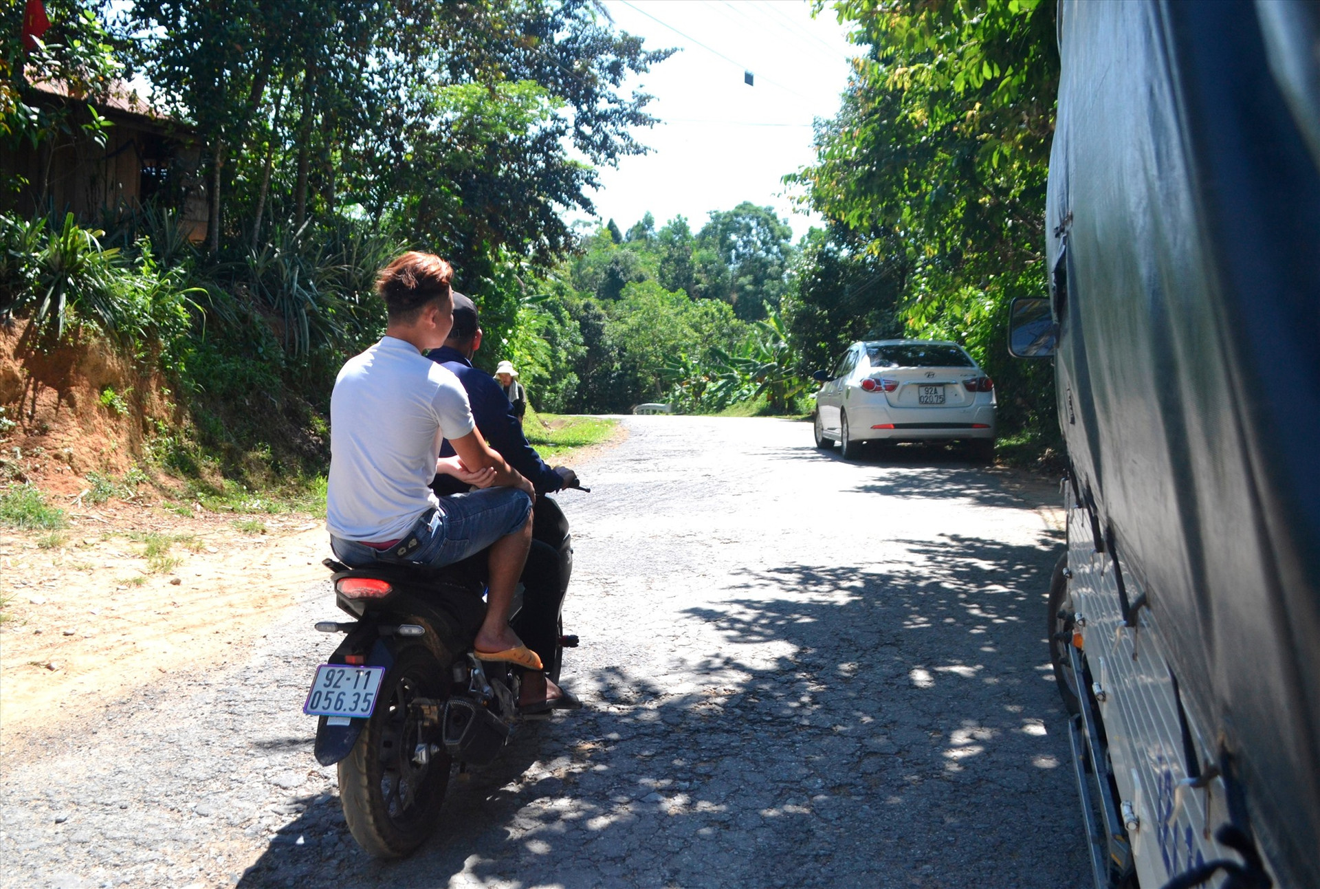 Thanh niên đi xe máy không đội mũ bảo hiểm trên quốc lộ 14G, đoạn qua xã Sông Kôn, Đông Giang. Ảnh: K.K