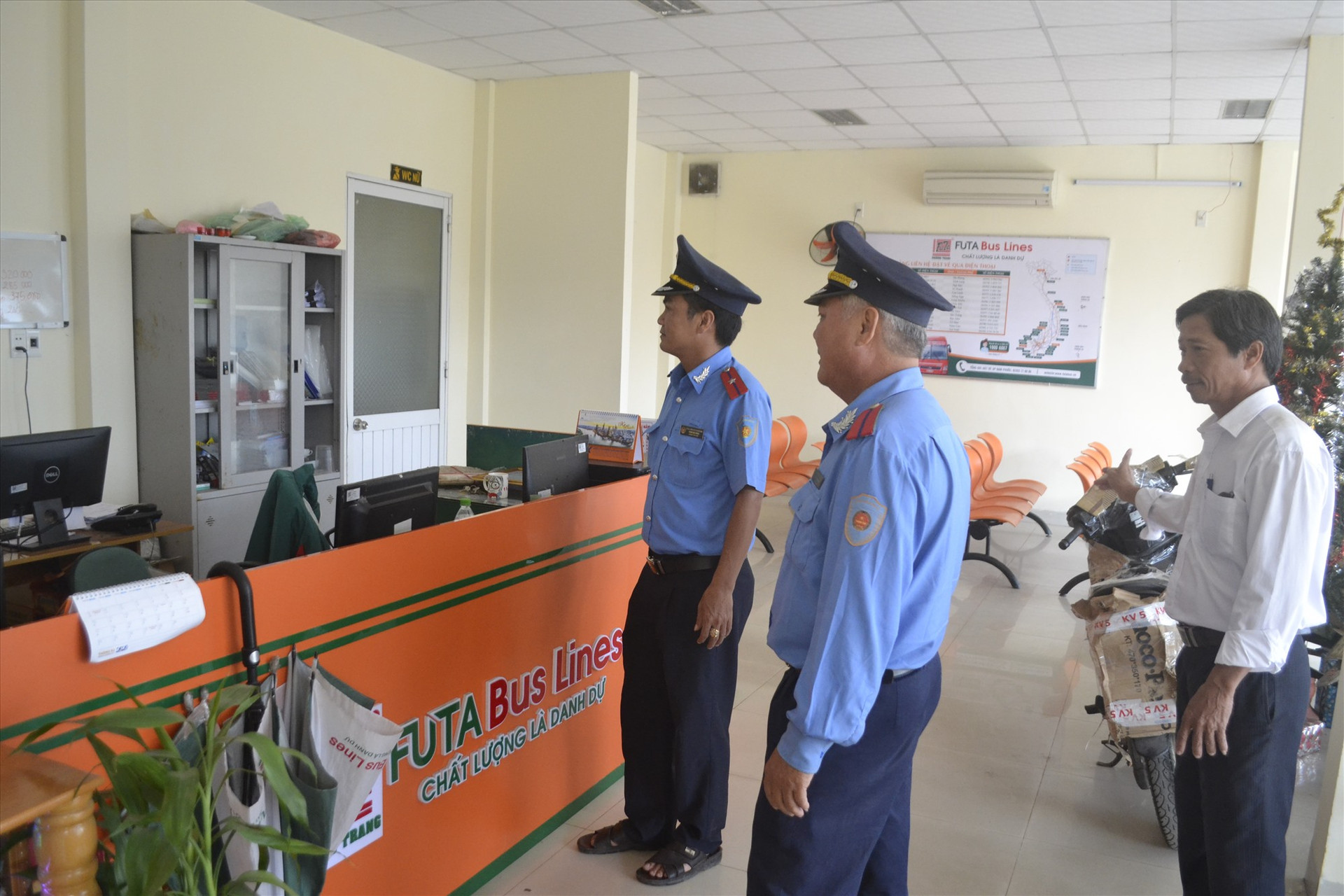 Thanh tra Sở GTVT kiểm tra phục vụ tết tại Bến xe khách Nam Phước. Ảnh: T.C.T