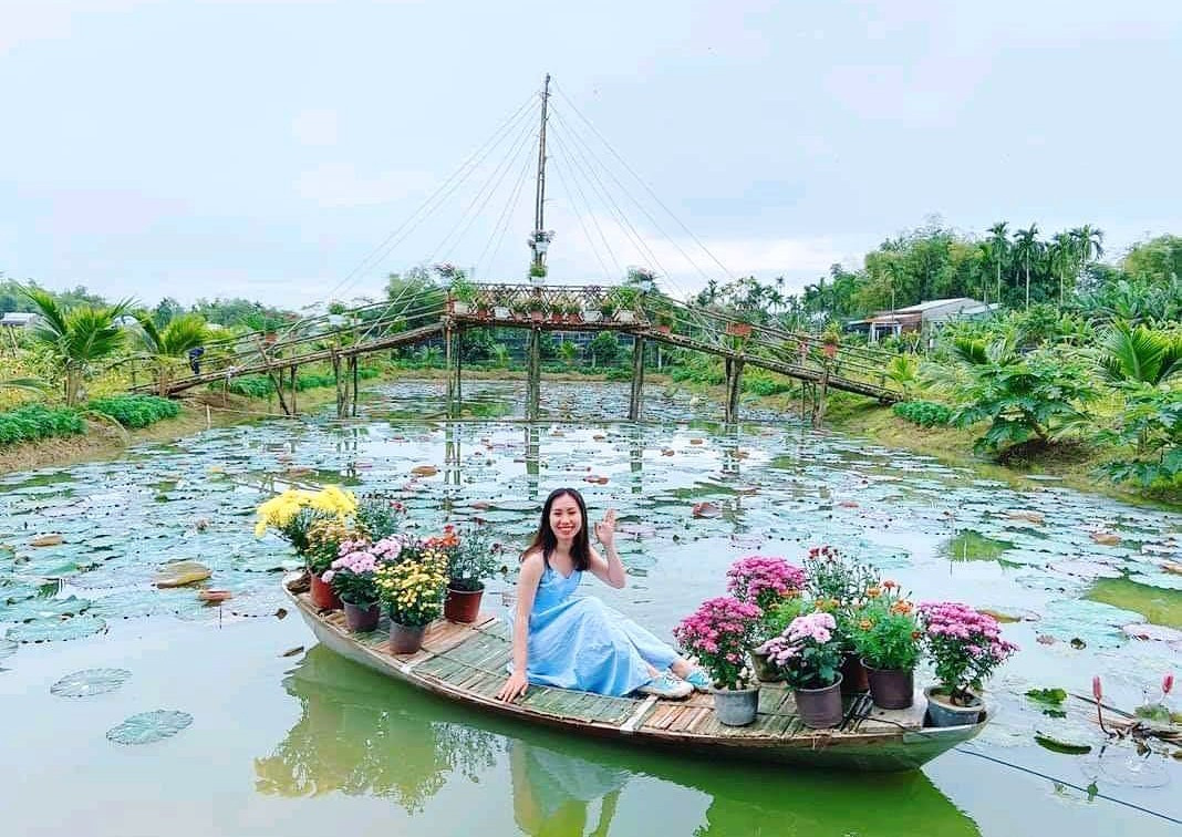 Du khách đến với khu vườn sinh thái của Hợp tác xã Hồ Lộc. Ảnh: T.N