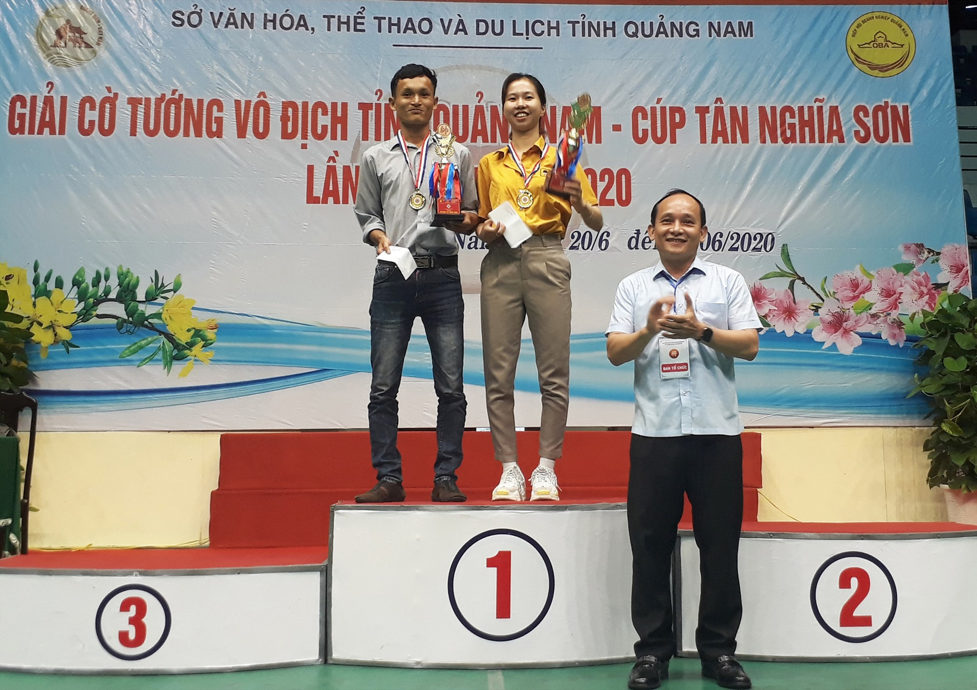 Hai nhà vô địch năm 2020 là Võ Thịnh và Nguyễn Thị Tươi nhận giải thưởng từ nhà tài trợ Tân Nghĩa Sơn. Ảnh:T.V