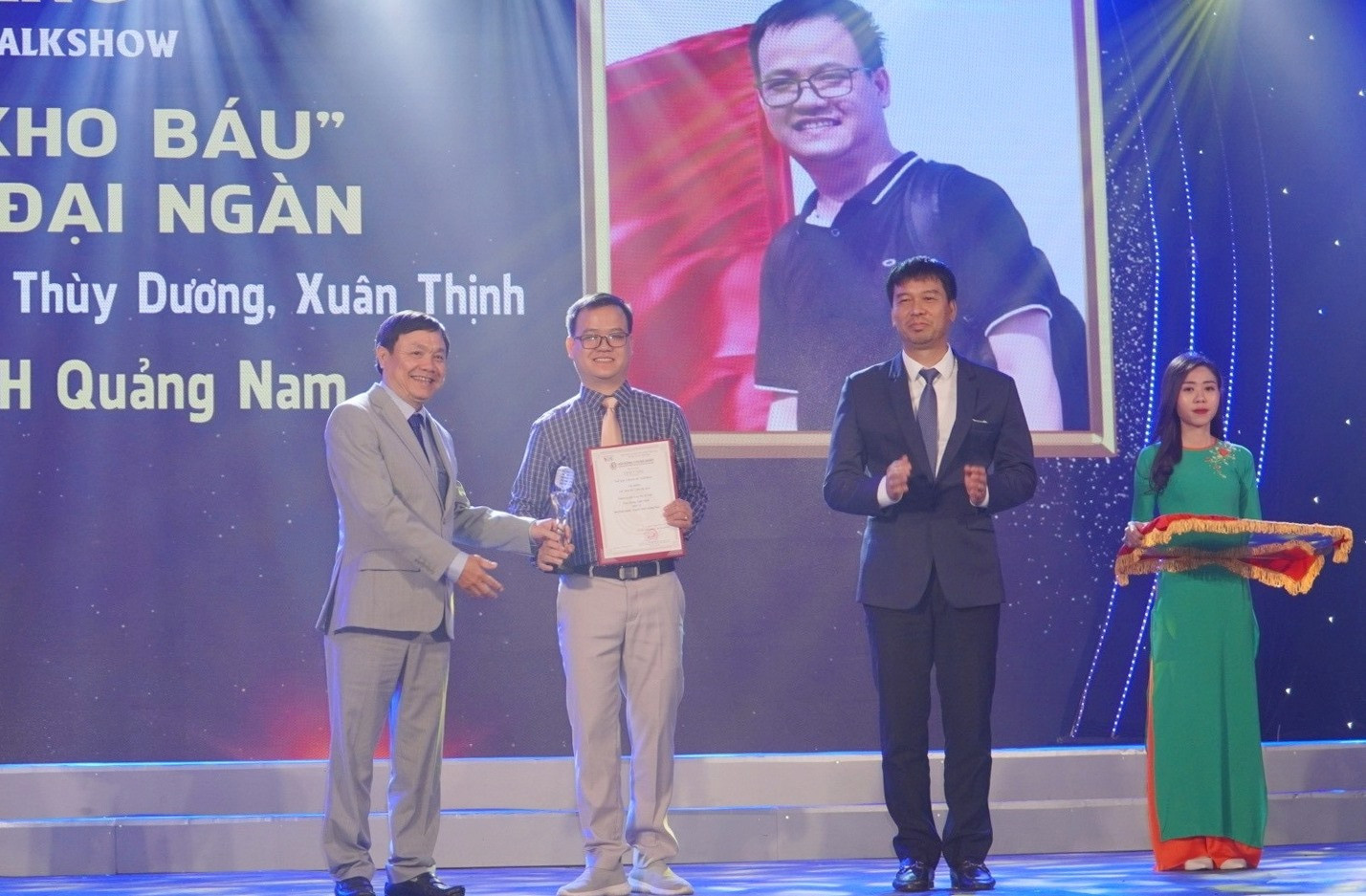 Phóng viên Long Phi đại diện nhóm tác giả Đài PT-TH Quảng Nam nhận giải Vàng tại liên hoan.