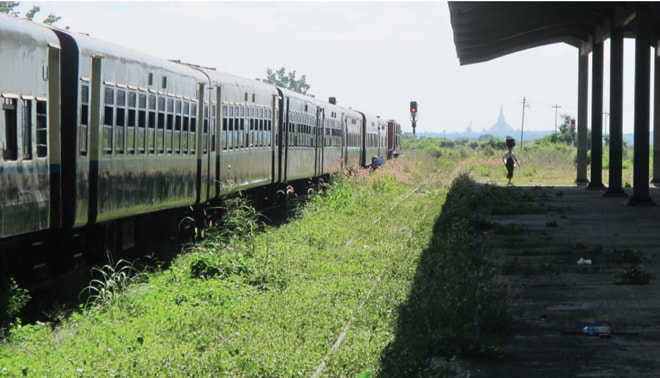 Một đoàn tàu ngừng hoạt động ở ga Naypyitaw, Myanamr.                                           