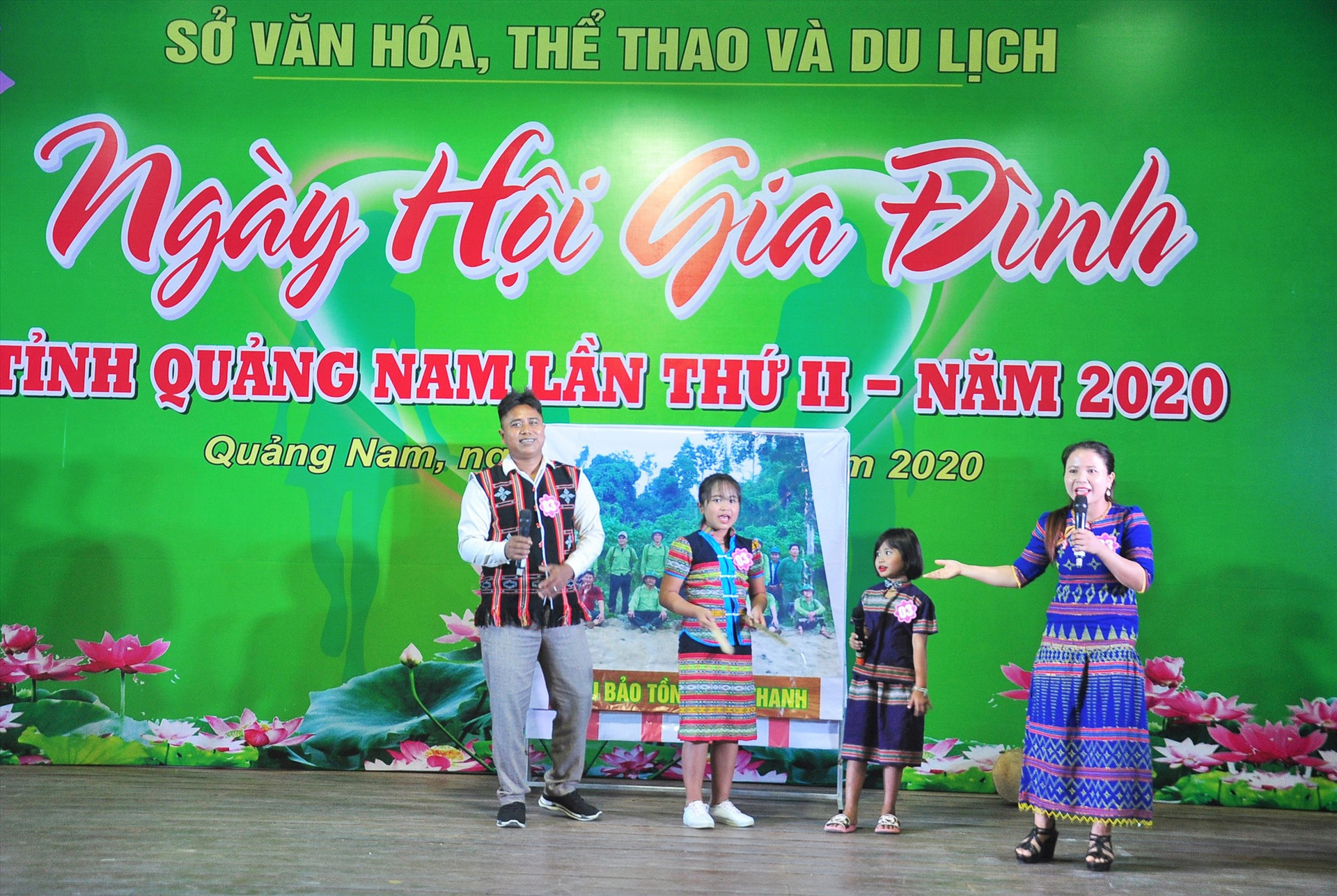 Phần thi văn nghệ của gia đình đến từ huyện Nam Giang tại Ngày hội Gia đình tỉnh Quảng Nam lần thứ II - năm 2020. Ảnh: VINH ANH