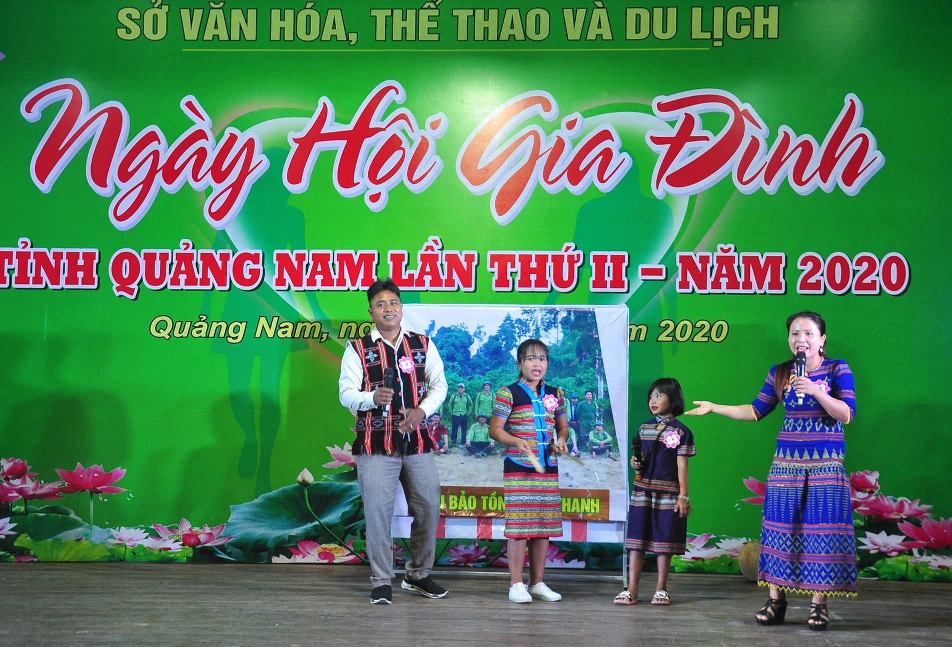 Gia đình anh Aviết Bưu đến từ huyện Nam Giang giành giải Nhất tại Ngày hội Gia đình Quảng Nam lần thứ II - năm 2020. Ảnh: VINH ANH