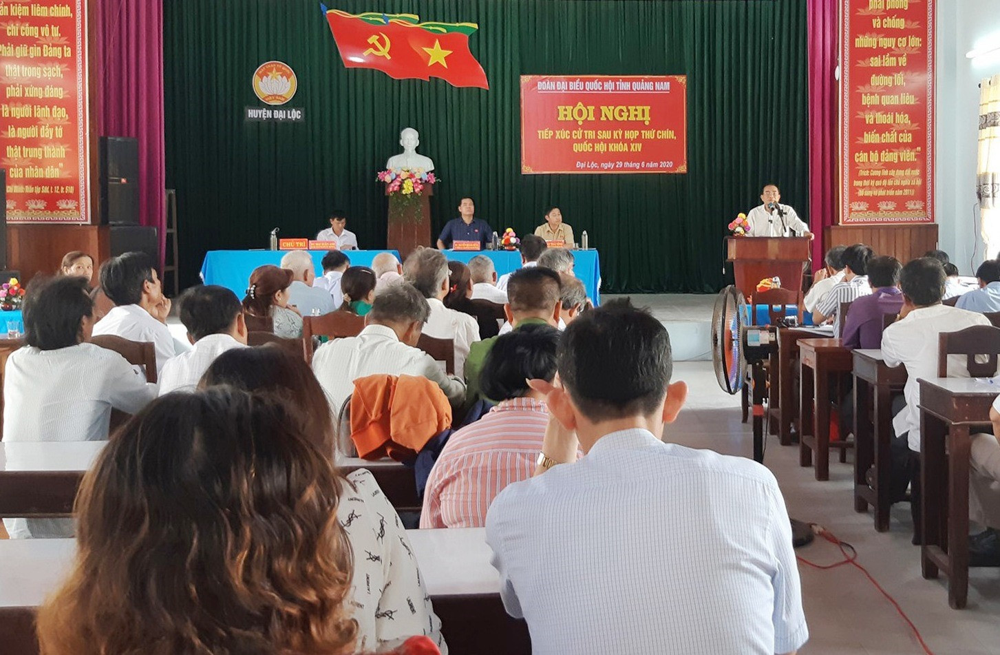 Lãnh đạo huyện Đại Lộc giải đáp một số khúc mắc, kiến nghị của cử tri. Ảnh: HOÀNG LIÊN