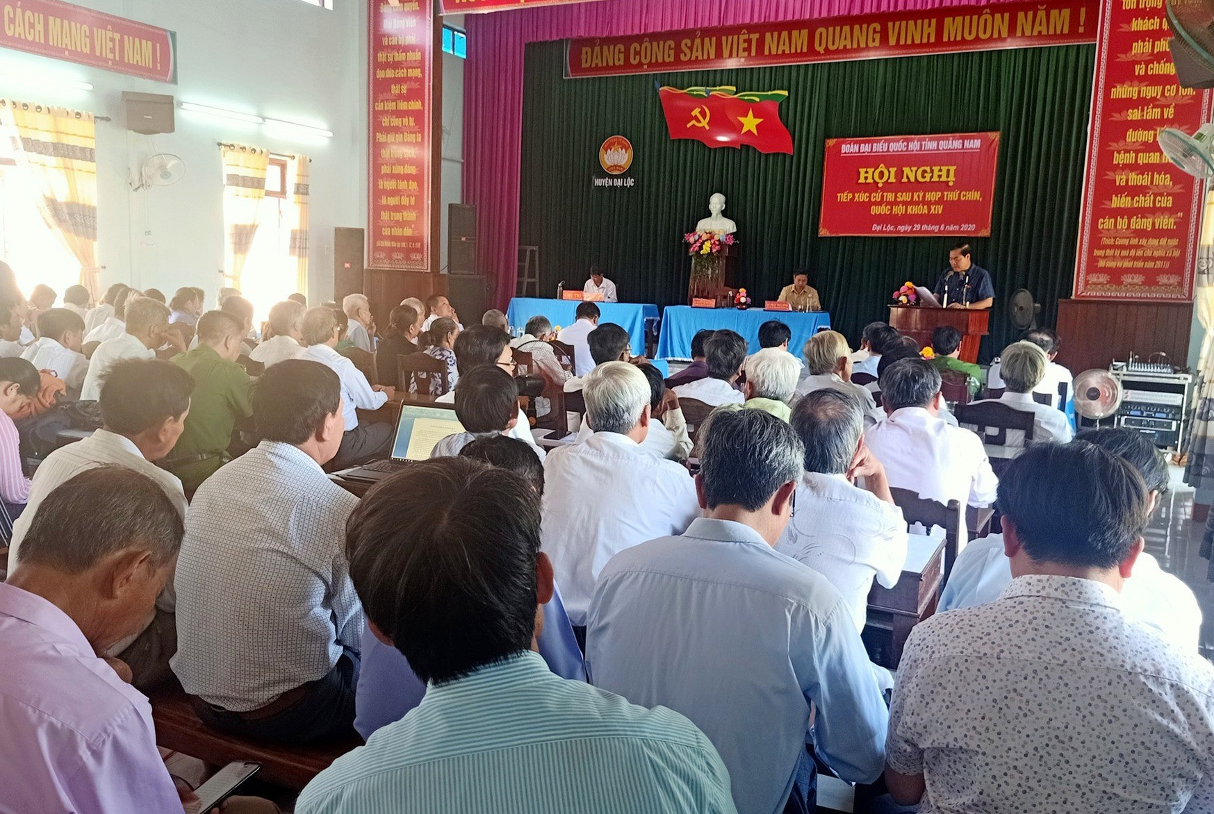 Đông đảo cử tri các xã vùng A của huyện Đại Lộc có mặt tại buổi tiếp xúc cử tri. Ảnh: HOÀNG LIÊN
