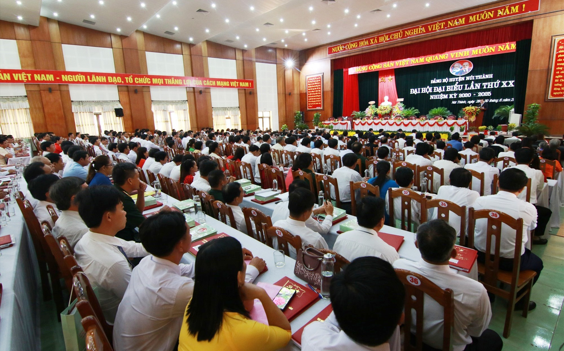 297 đại biểu đại diện cho hơn 5.000 Đảng viên huyện Núi Thành dự đại hội. Ảnh: T.C