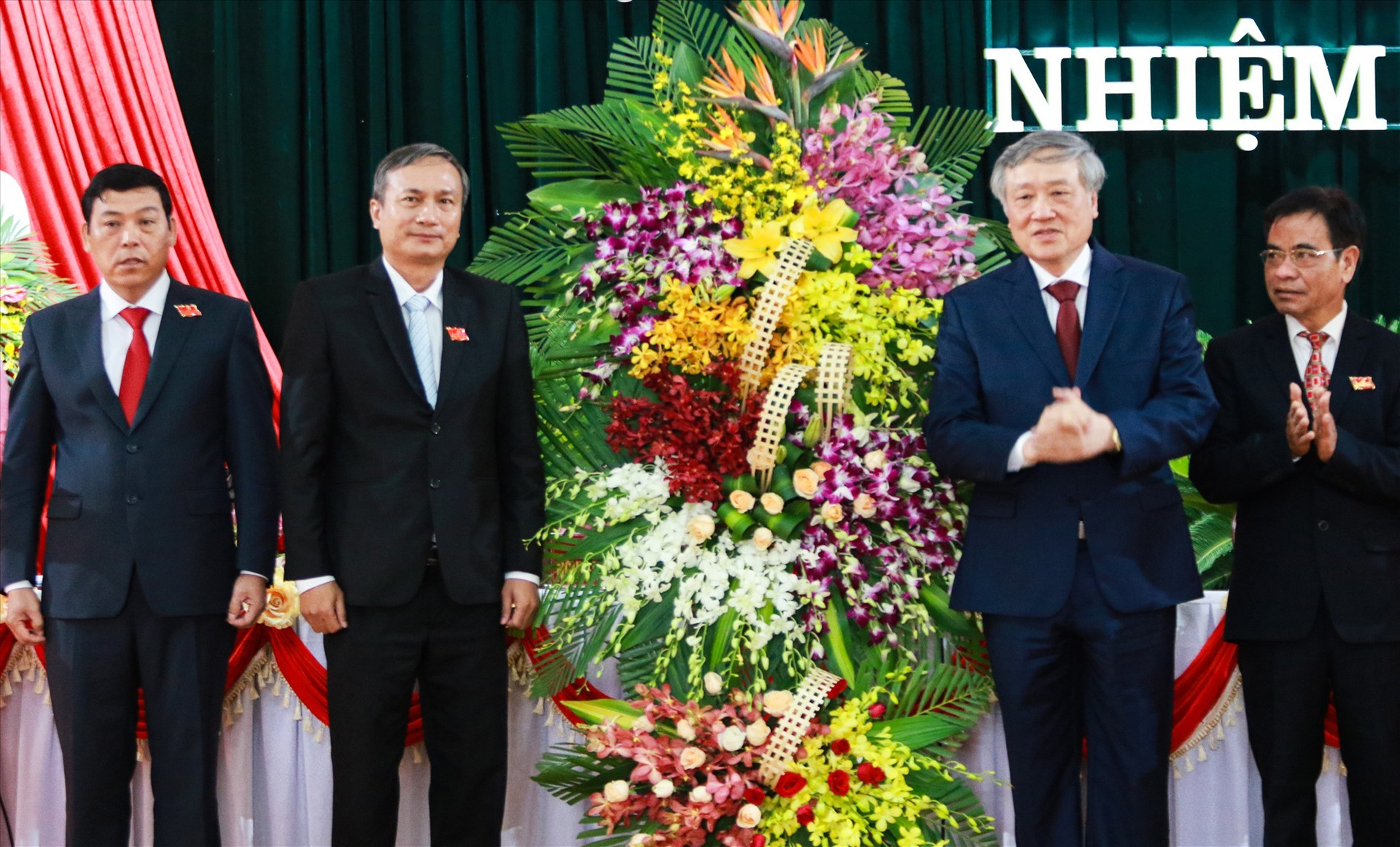 Bí thư Trung ương Đảng, Chánh án Tòa án nhân dân tối cao Nguyễn Hòa Bình tặng hoa chúc mừng, chúc đại hội