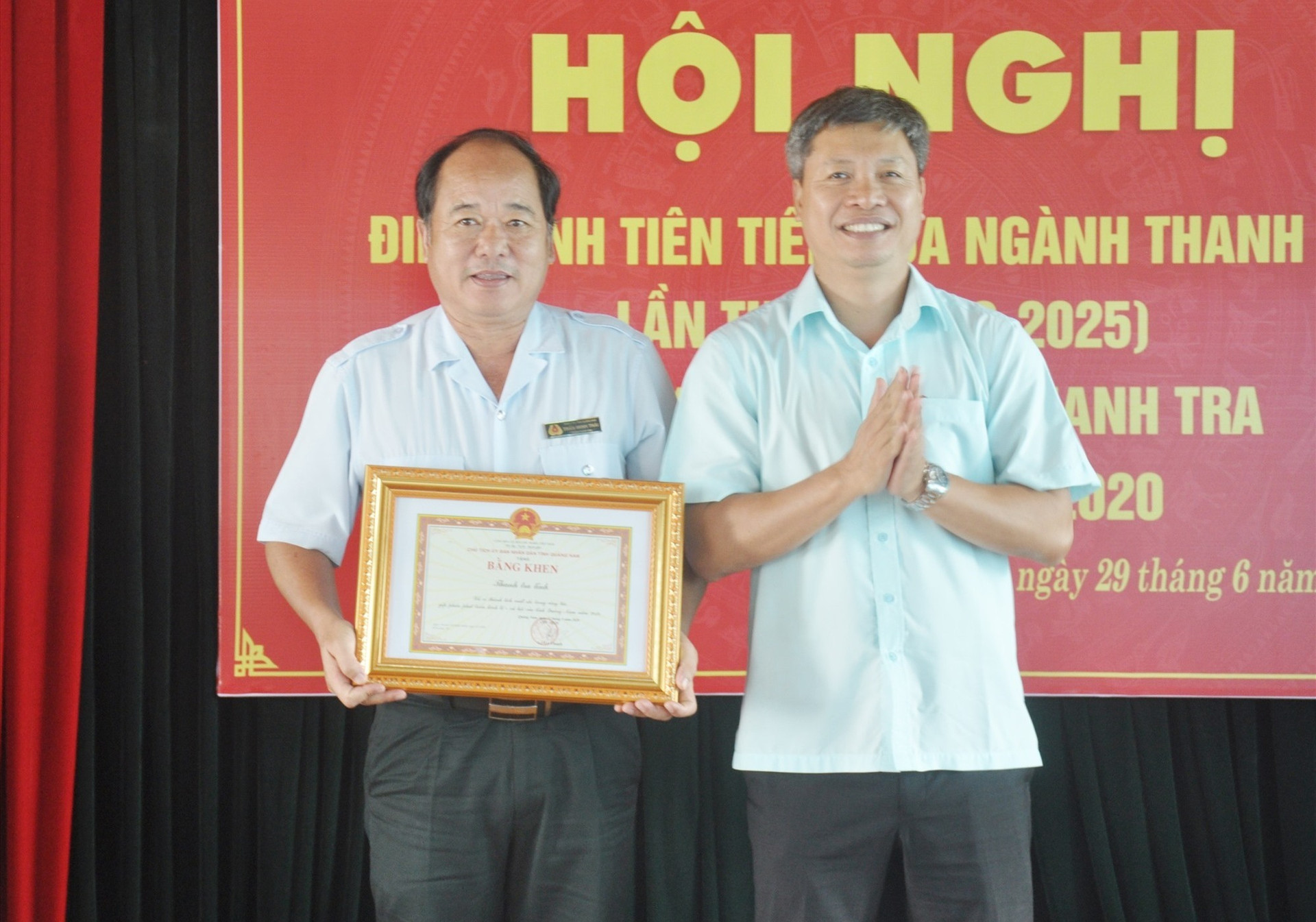 Phó Chủ tịch UBND tỉnh Hồ Quang Bửu tặng Bằng khen của UBND tỉnh cho Thanh tra tỉnh vì những thành tích xuất sắc trong việc thực hiện các nhiệm vụ được giao năm 2019. Ảnh: N.Đ