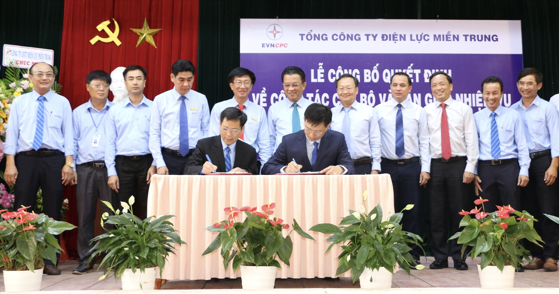 Ông Nguyễn Minh Tuấn (ngồi bên trái) và ông Nguyễn Hữu Khánh ký biên bản bàn giao.